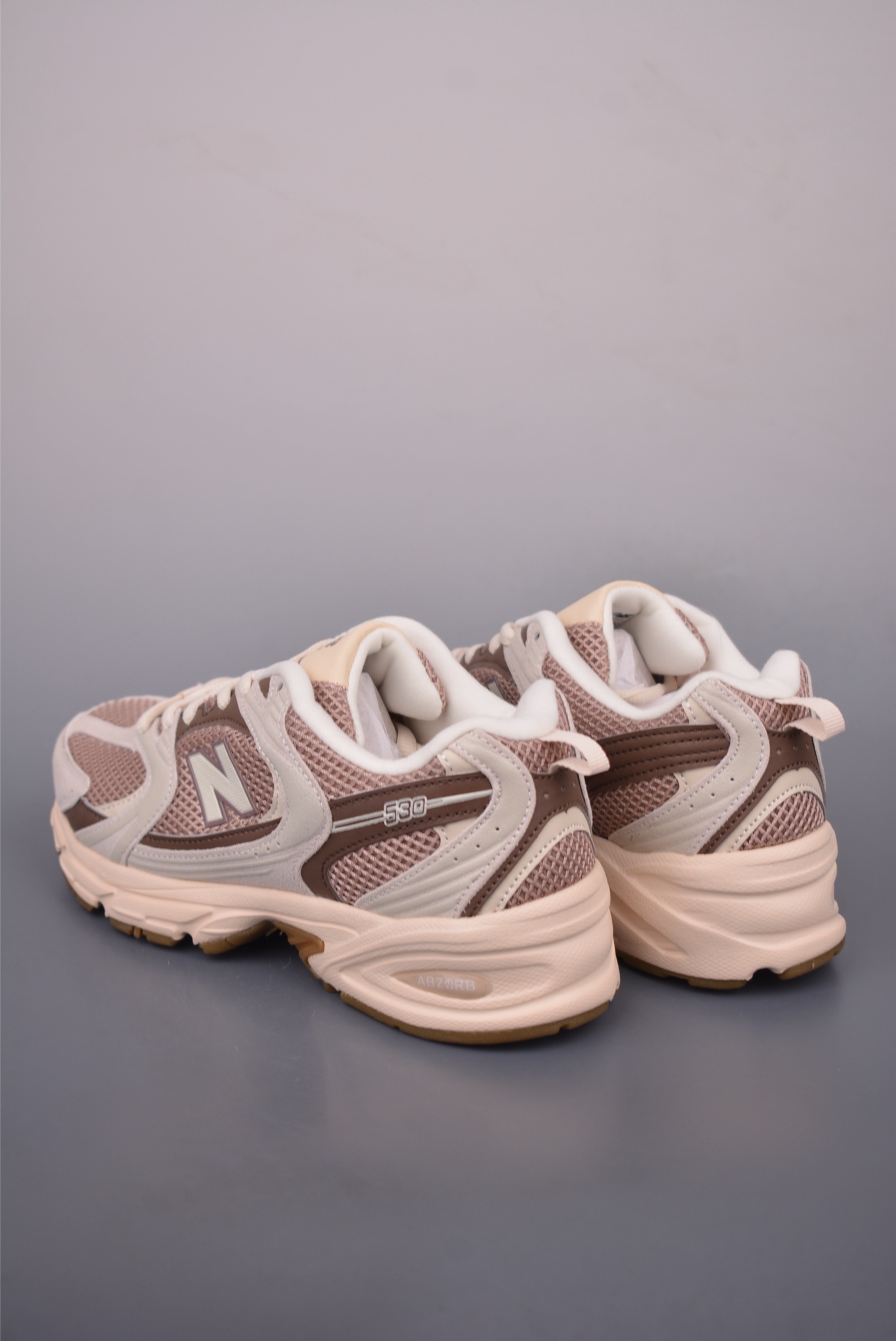 💰150 
New Balance 530 复古跑鞋 
小红书爆款 官网售罄
这双鞋确实是NB家经典复古款式之一，以全新科技诠释，成功打造530鞋款，鞋面在保持530基本线条和片层结构的同时，采用更为简洁、流畅的设计语言
官方货号: U530SUA1635
尺码：36 37 37.5 38 38.5 39.5 40 40.5 41.5 42 42.5 43 45