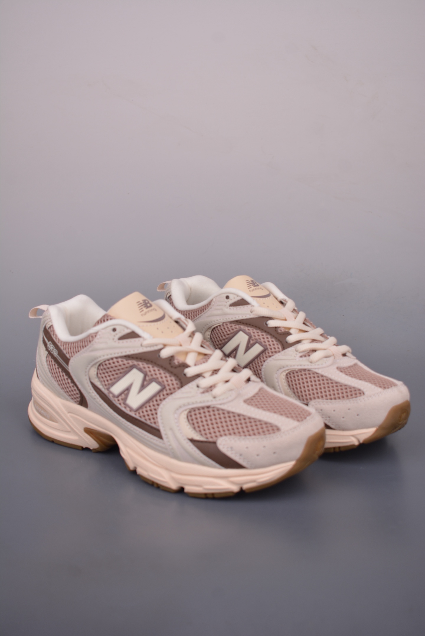 💰150 
New Balance 530 复古跑鞋 
小红书爆款 官网售罄
这双鞋确实是NB家经典复古款式之一，以全新科技诠释，成功打造530鞋款，鞋面在保持530基本线条和片层结构的同时，采用更为简洁、流畅的设计语言
官方货号: U530SUA1635
尺码：36 37 37.5 38 38.5 39.5 40 40.5 41.5 42 42.5 43 45
