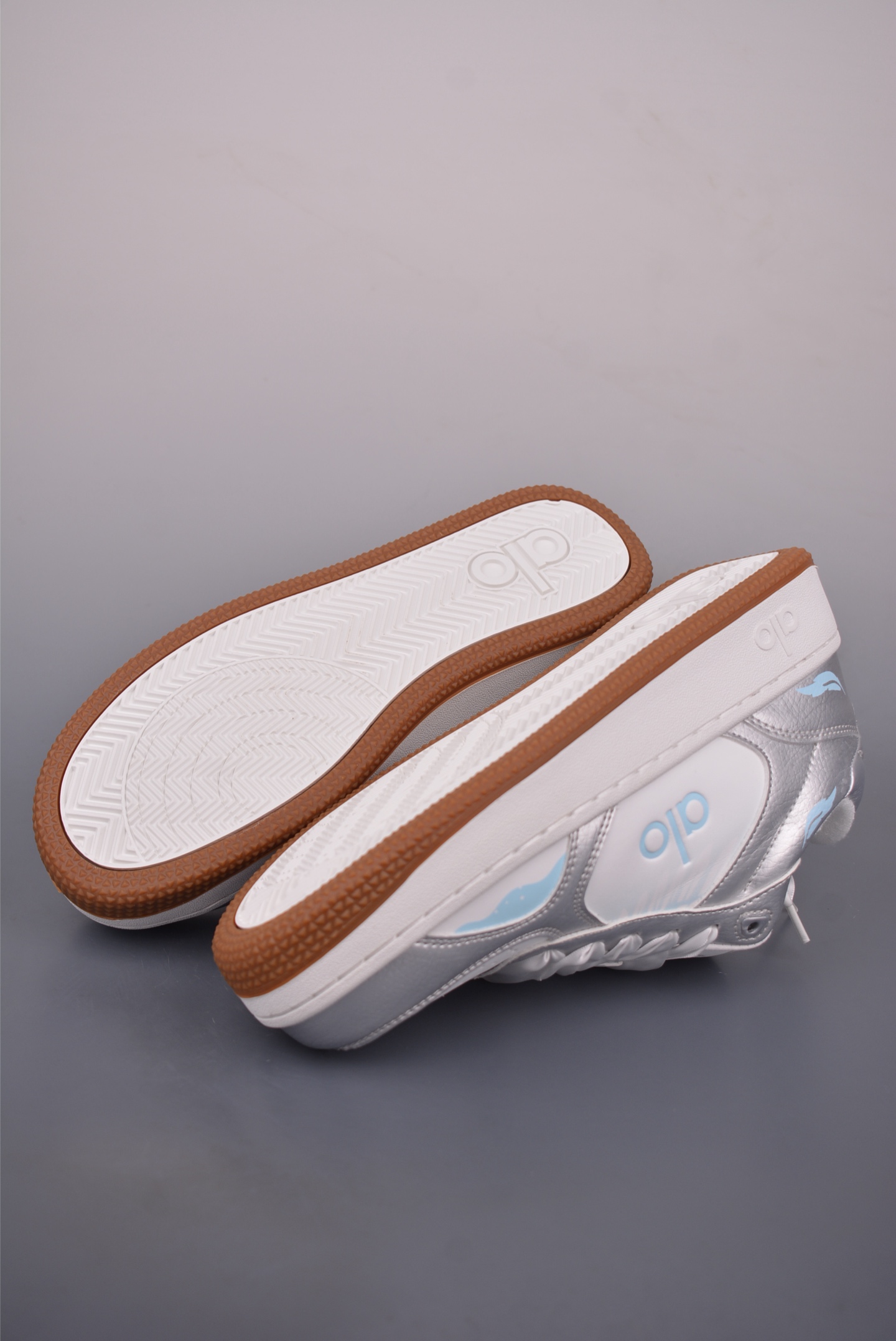 Alo Yoga Recovery Mode Sneakers - Comfortable, Slip-Resistant, Low-Top Design 4 i1758843385626 689 0 2