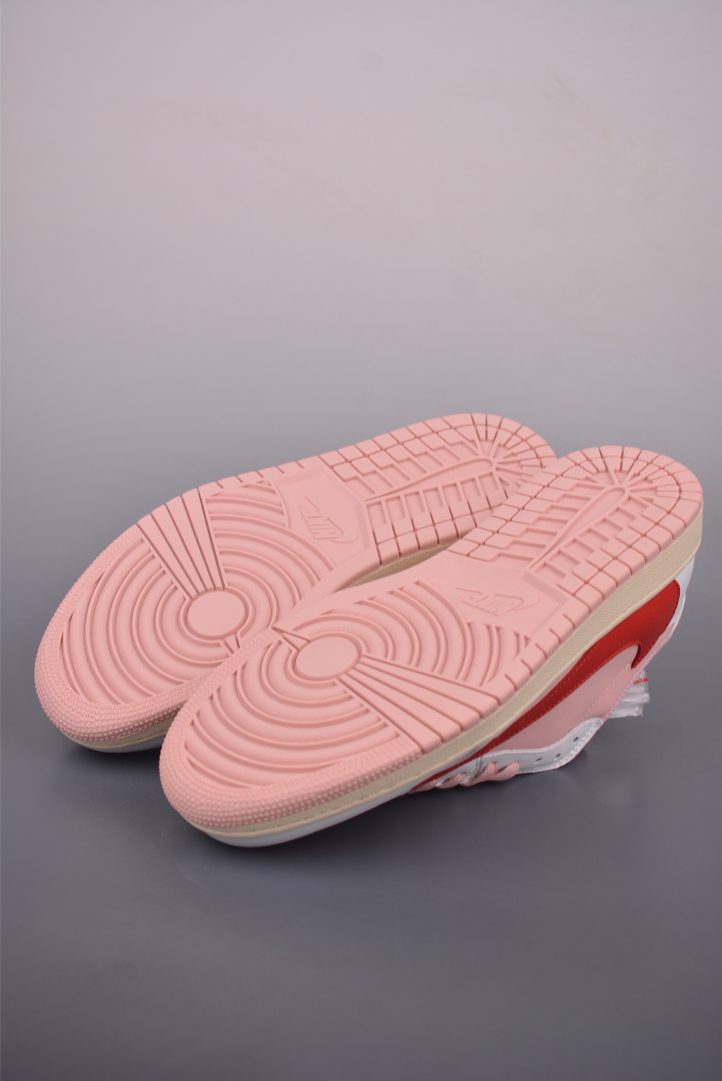 Fragment x Travis Scott x Air Jordan 1 Low Pink/Red Sneakers 4 i1759020305783 2879 0 2