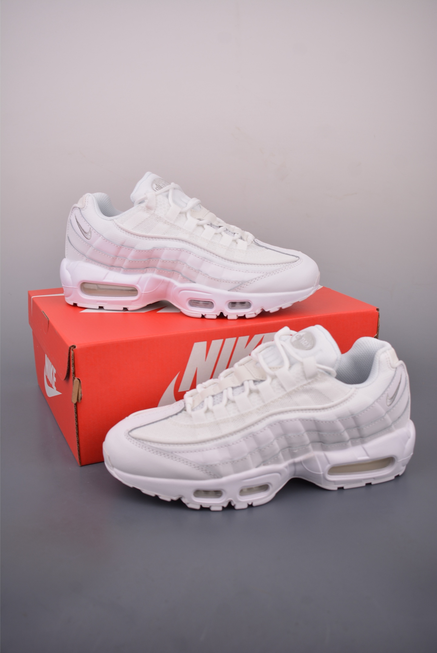 Nike Air Max 95: Iconic Design, Ultimate Comfort, All-White Edition 5 i1759105797710 7975 0 4