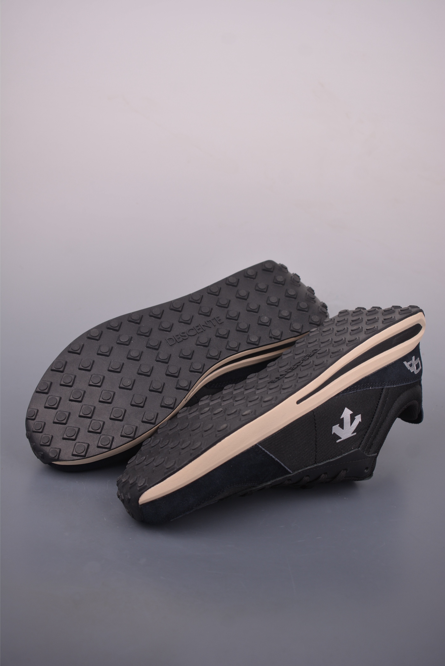 Descente CHRON TRAINER Retro Sneakers - Stylish, Comfortable, and Versatile 3 i1759106288495 5258 0 2