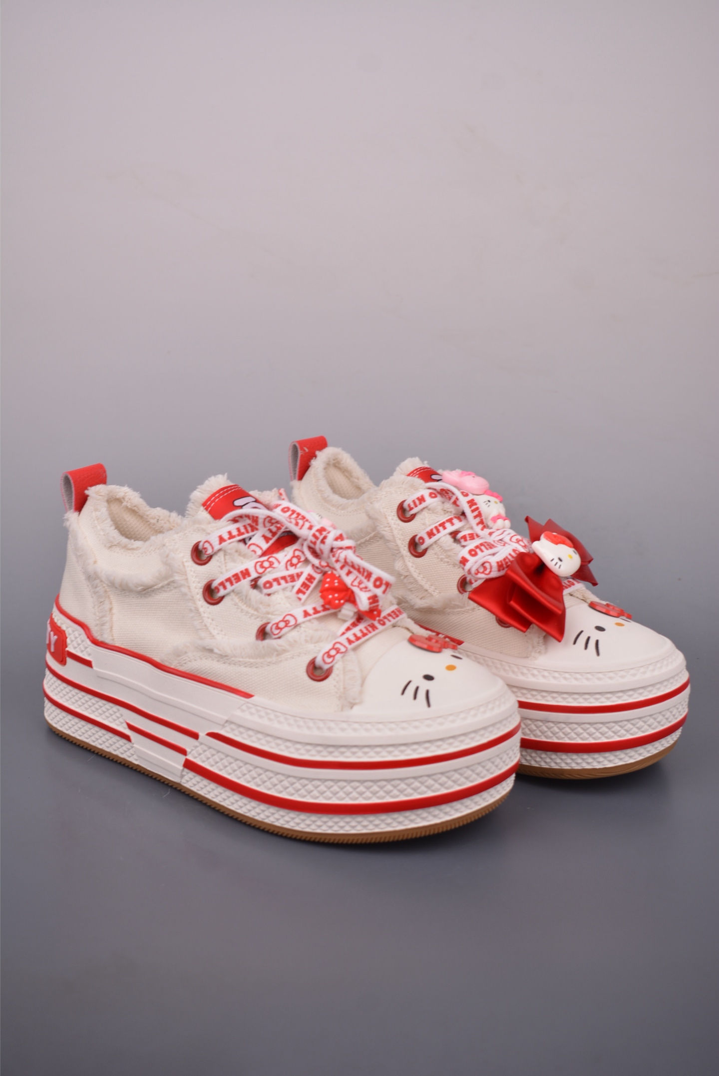 💰200 
Sanrio x Old Order x Hello Kitty 
三丽鸥联名凯蒂猫满印 
增高耐磨透气日常休闲帆布鞋 
官方货号: 70082722
尺码：35 36 37 38 39 40