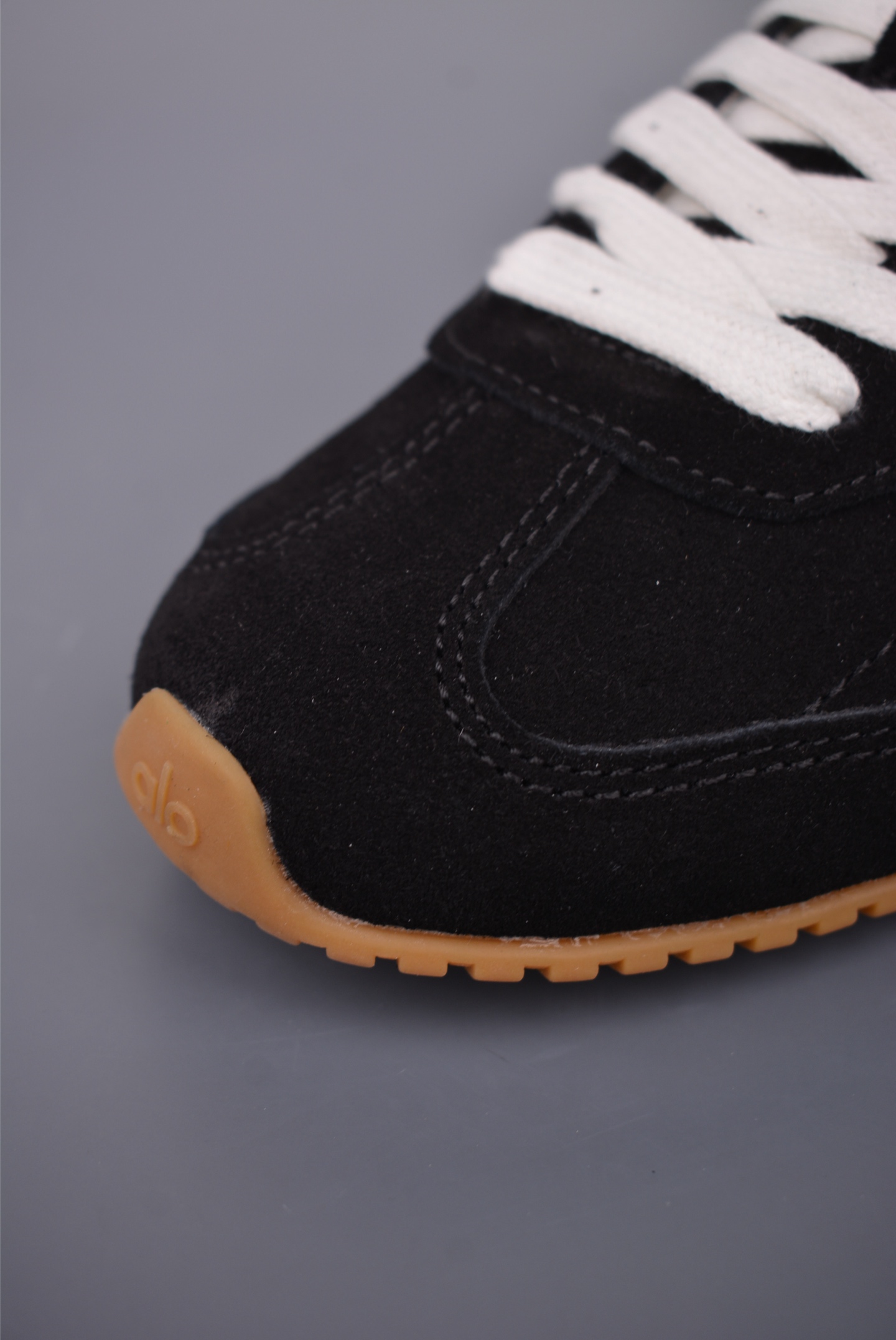 ALO Sunset Sneaker - Comfortable, Versatile Low-Top Running Shoes for Women 7 i1759187635193 3187 0 5