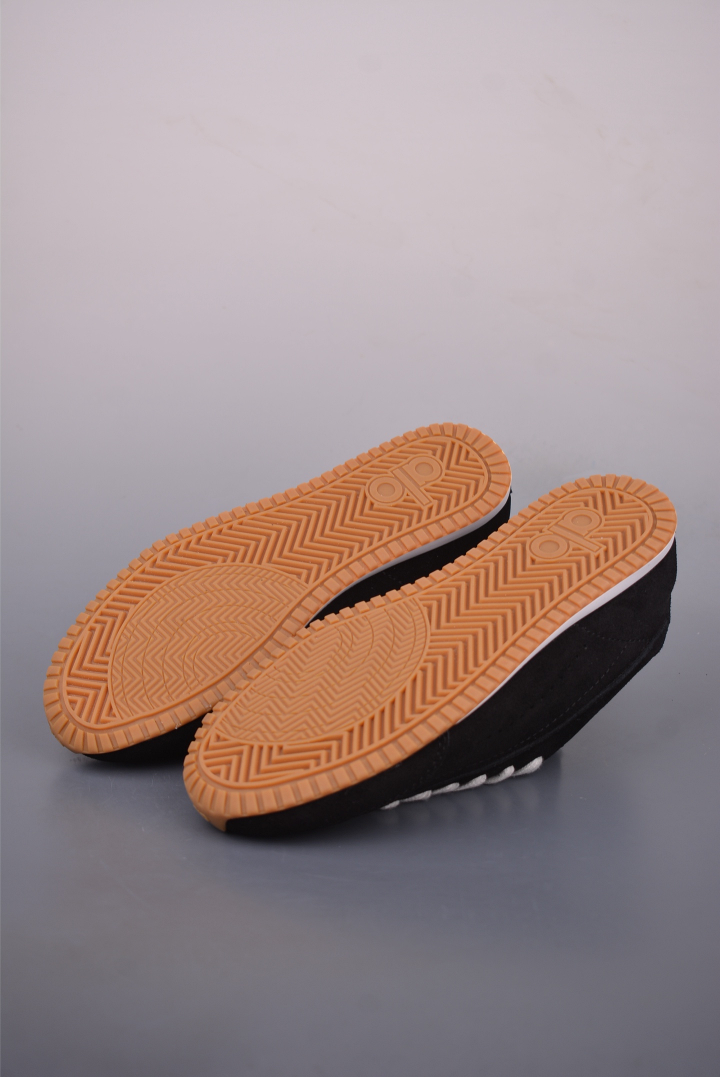 ALO Sunset Sneaker - Comfortable, Versatile Low-Top Running Shoes for Women 4 i1759187636937 8354 0 2