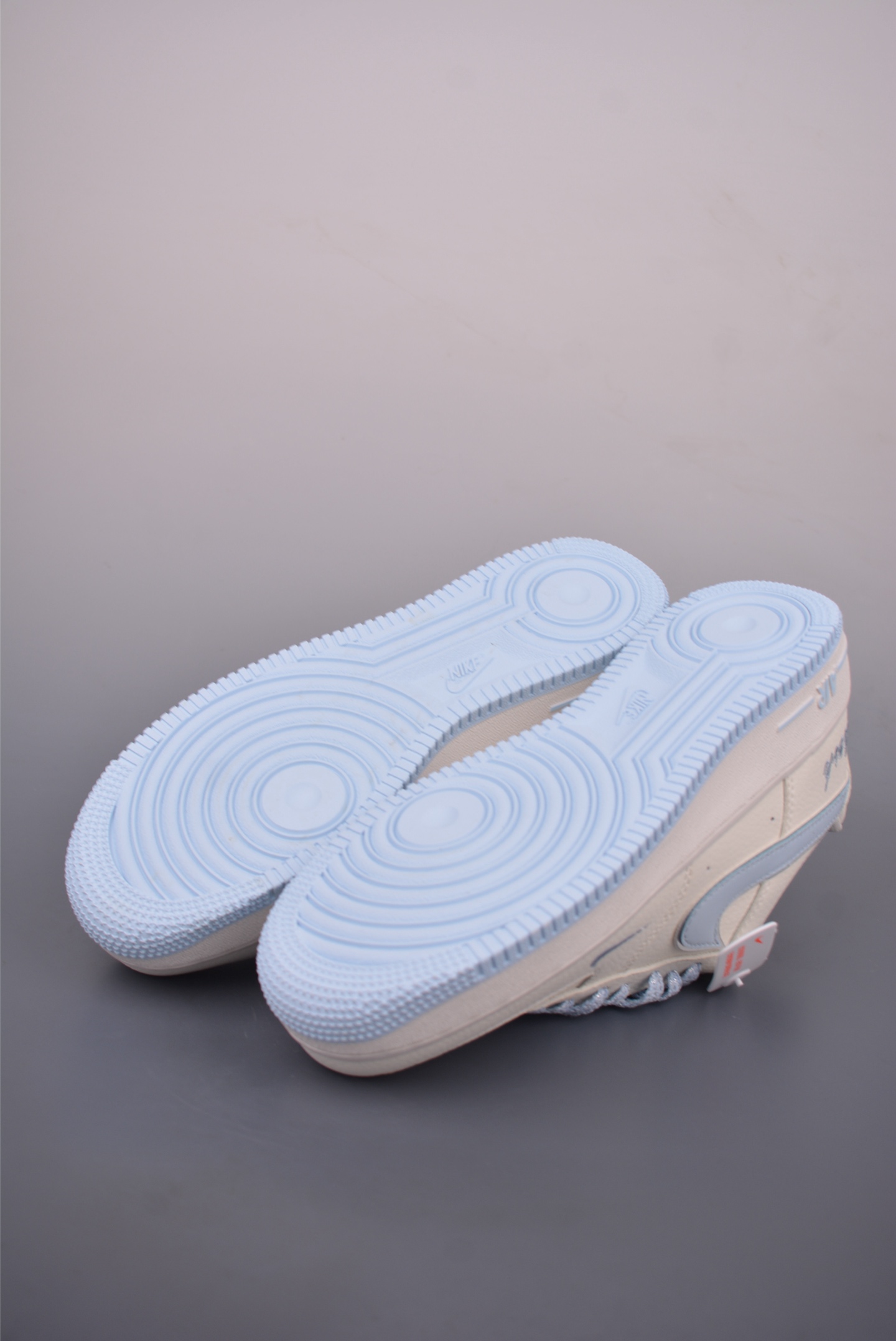 Nike Air Force 1 Low: Classic Style, Modern Comfort - Available Now! 3 i1759270351403 2703 0 2