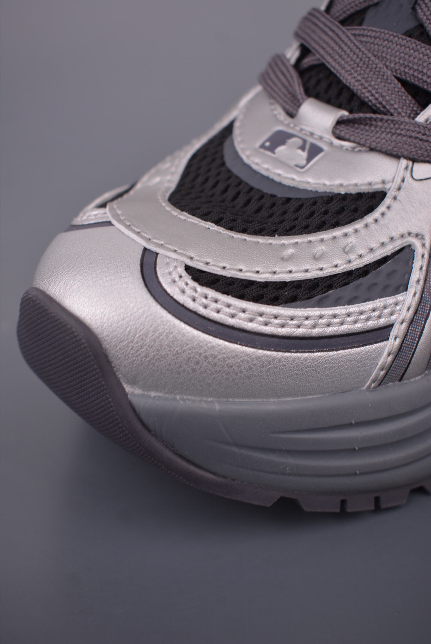 MLB Curve Runner Enamel New York Yankees Chunky Sneakers - Silver 6 i1759534443456 7301 0 5