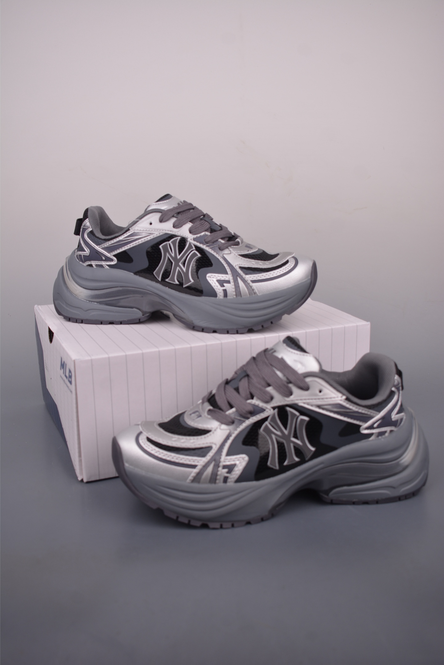 MLB Curve Runner Enamel New York Yankees Chunky Sneakers - Silver 5 i1759534443512 8840 0 4