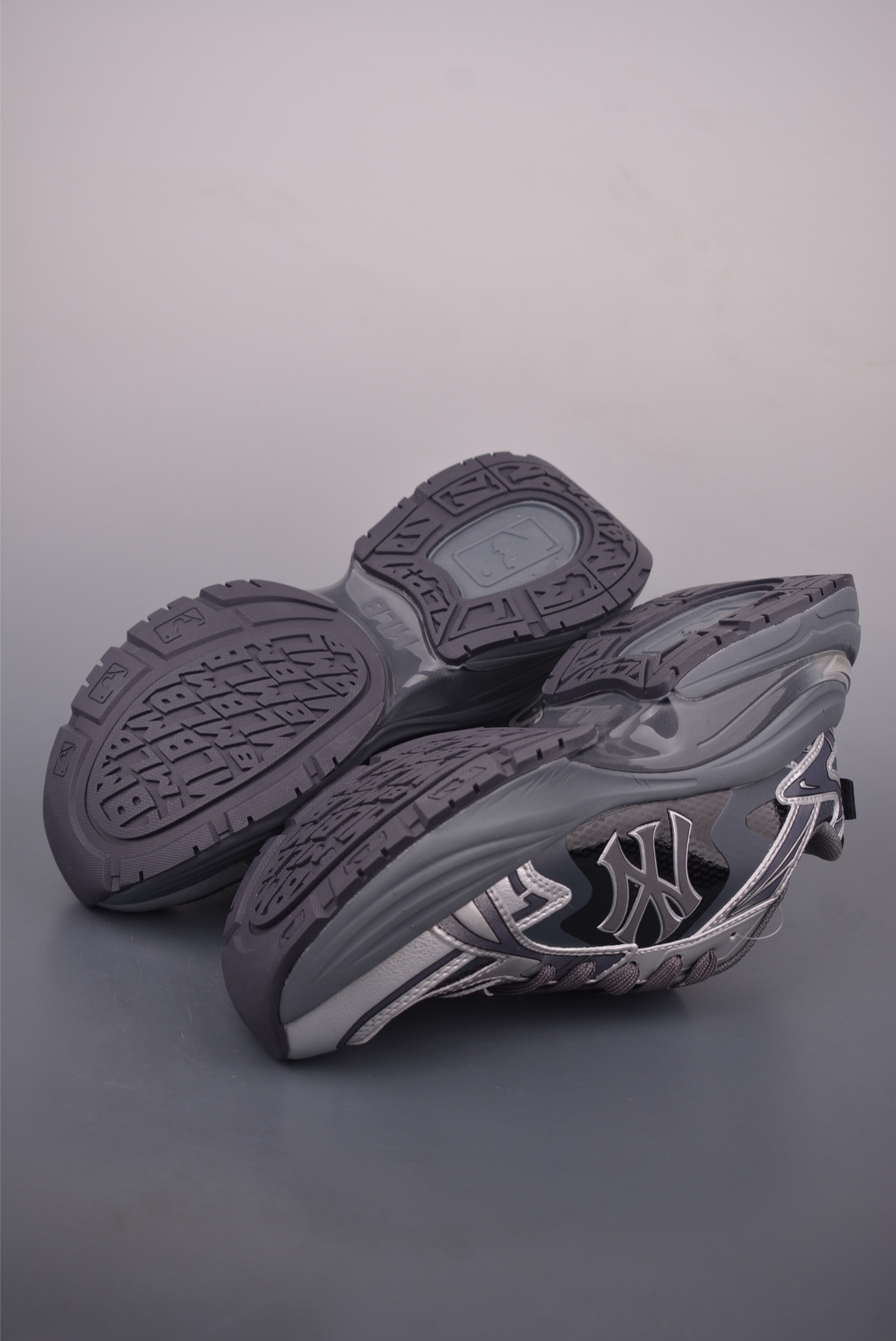 MLB Curve Runner Enamel New York Yankees Chunky Sneakers - Silver 3 i1759534443517 9232 0 2