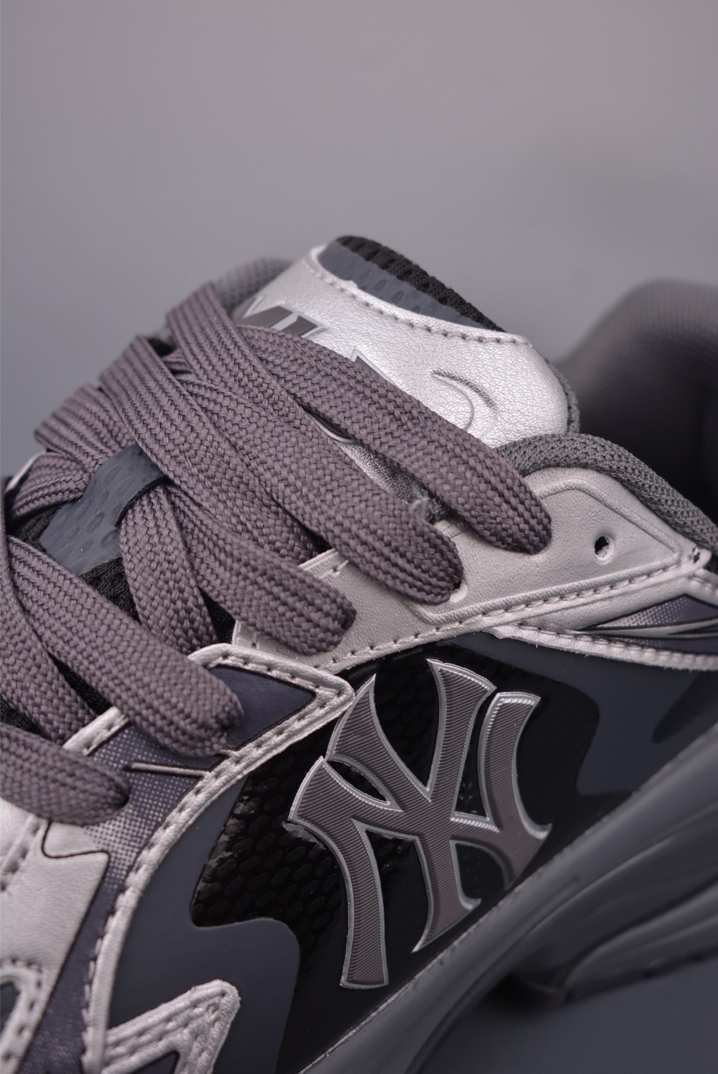 MLB Curve Runner Enamel New York Yankees Chunky Sneakers - Silver 7 i1759534443580 5324 0 6