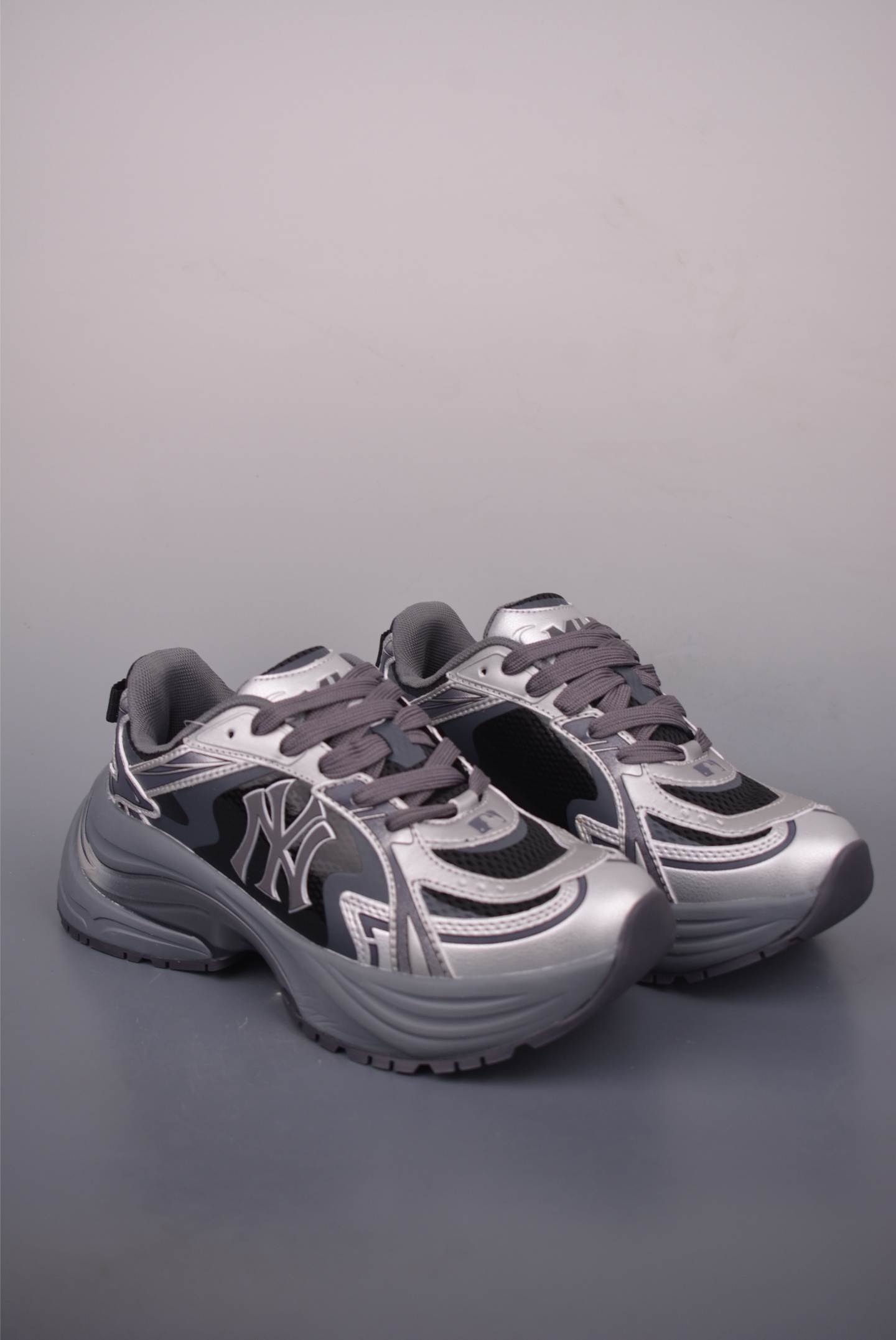 MLB Curve Runner Enamel New York Yankees Chunky Sneakers - Silver