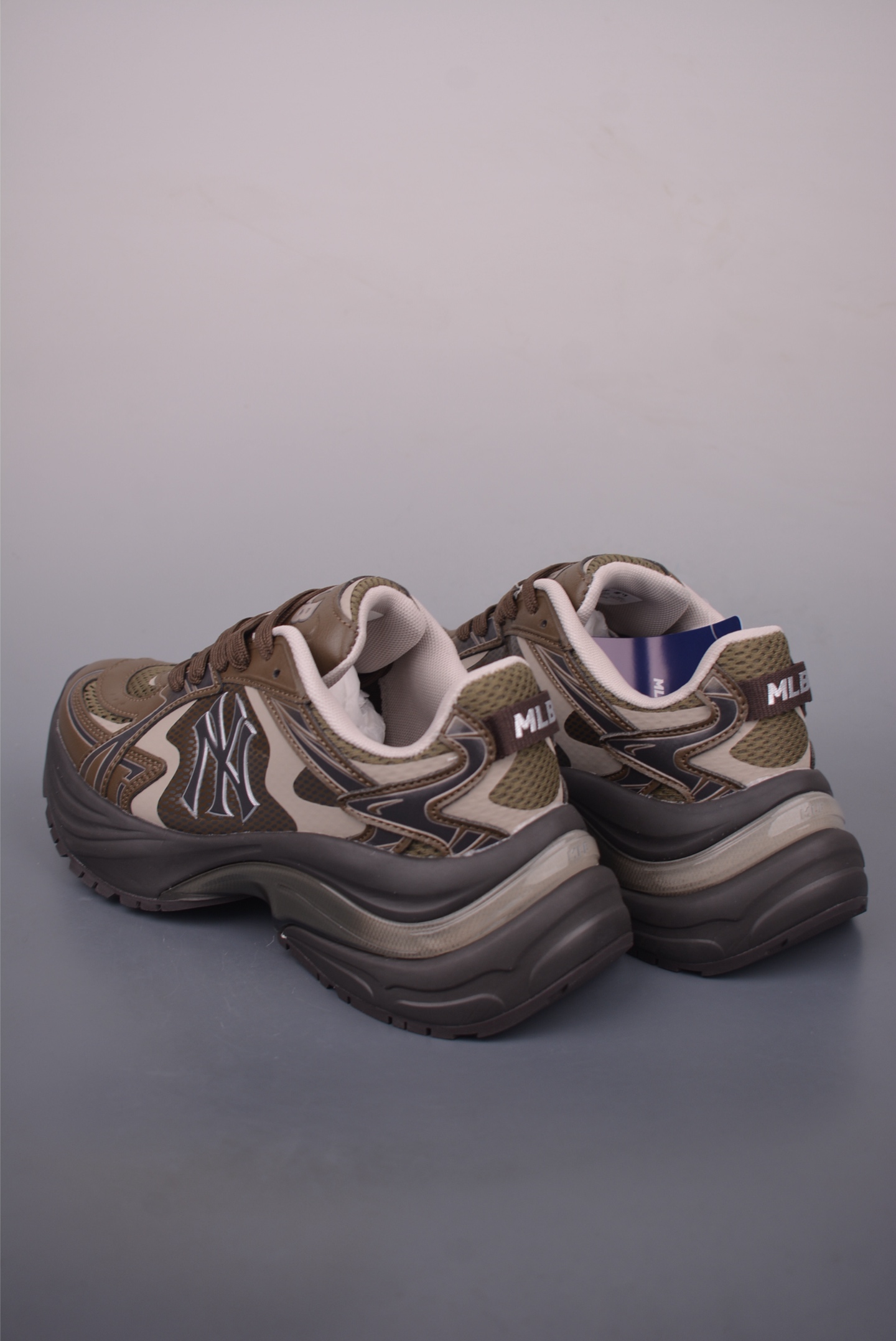 MLB Curve Runner Enamel New York Yankees Chunky Sneakers - Fashionable & Comfortable 2 i1759534462690 4427 0 1