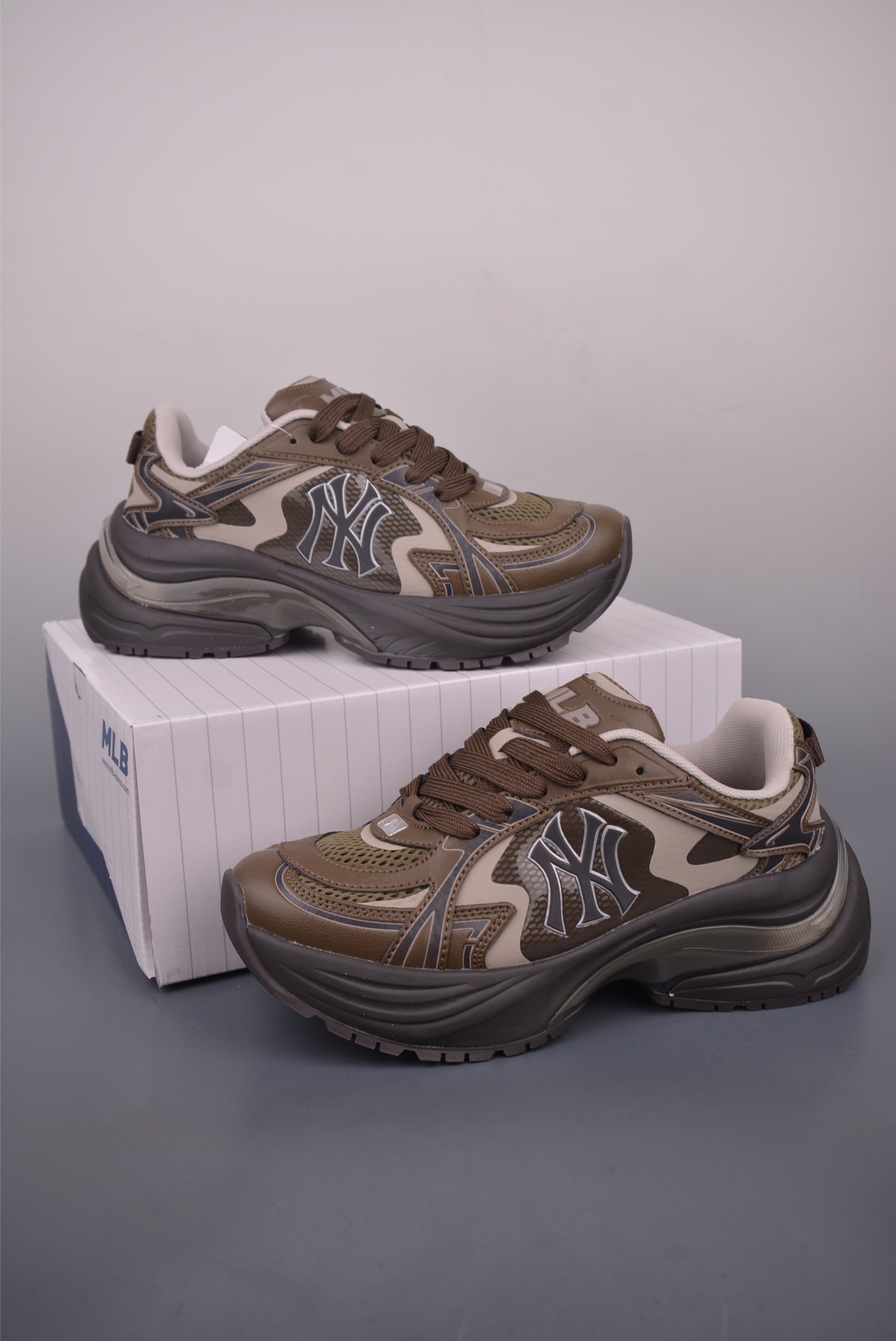 MLB Curve Runner Enamel New York Yankees Chunky Sneakers - Fashionable & Comfortable 5 i1759534464617 2408 0 4