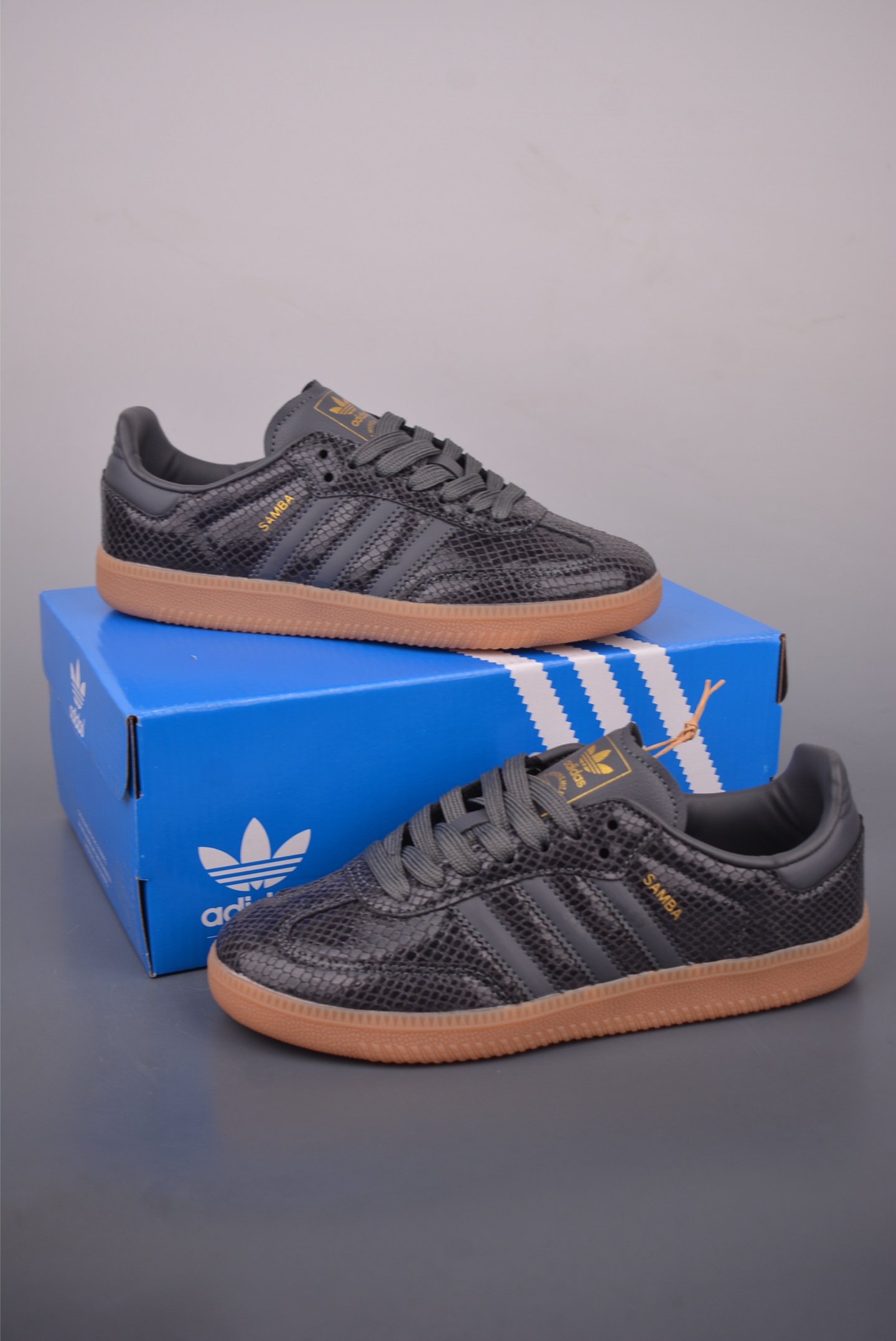 140 Adidas三叶草SAMBA W 休闲板鞋 JQ3532