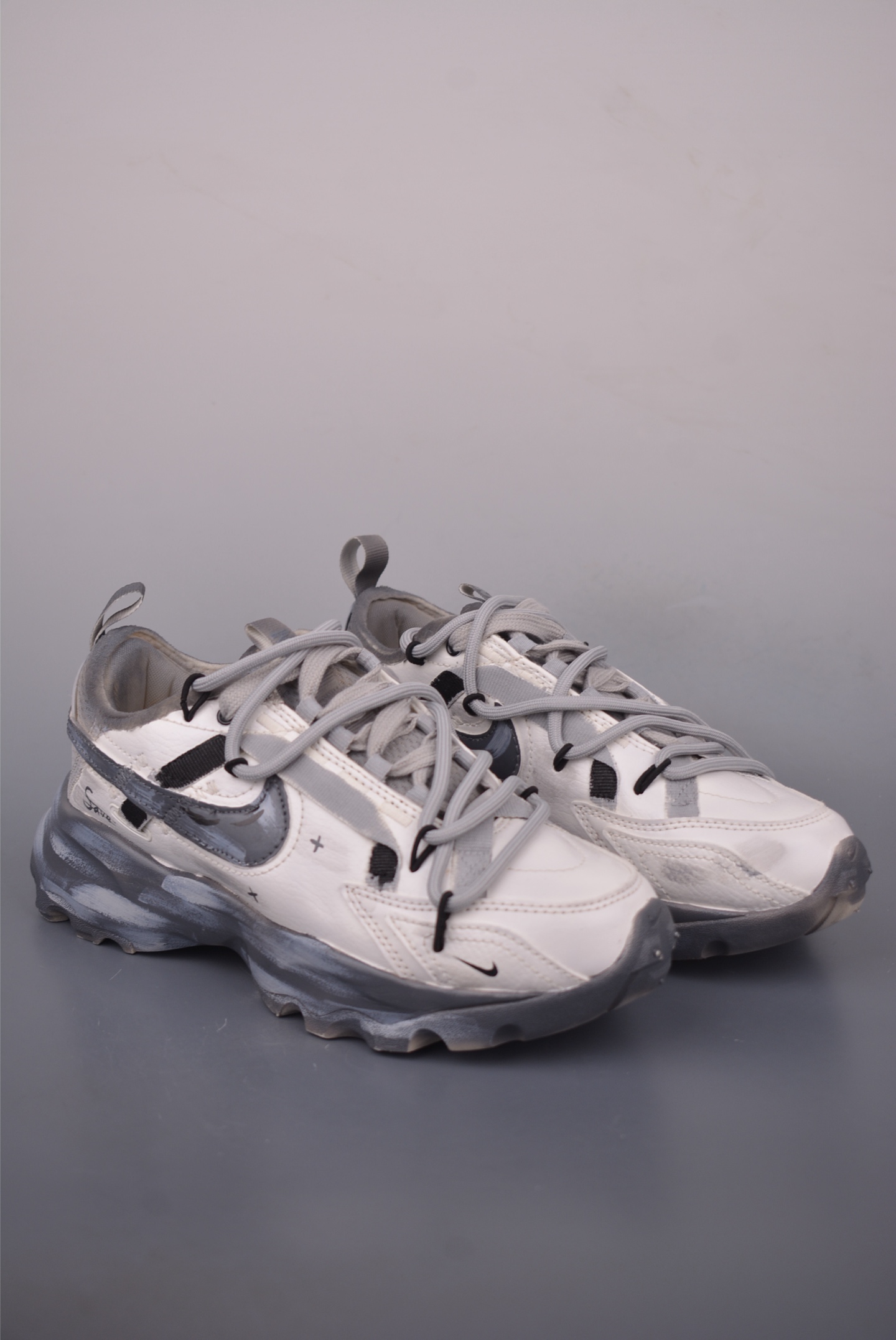 W NIKE TC 7900 手工定制 注入非凡时尚气息 塑就高雅外观 耐穿合成材质搭配柔软丝绒 DD9682-100 W NIKE TC 7900 手工定制 注入非凡时尚气息 塑就高雅外观 耐穿合成材质搭配柔软丝绒 DD9682-100