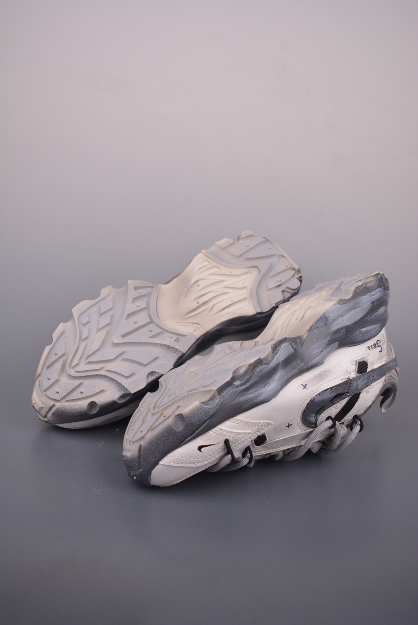 W NIKE TC 7900 手工定制 注入非凡时尚气息 塑就高雅外观 耐穿合成材质搭配柔软丝绒 DD9682-100 W NIKE TC 7900 手工定制 注入非凡时尚气息 塑就高雅外观 耐穿合成材质搭配柔软丝绒 DD9682-100