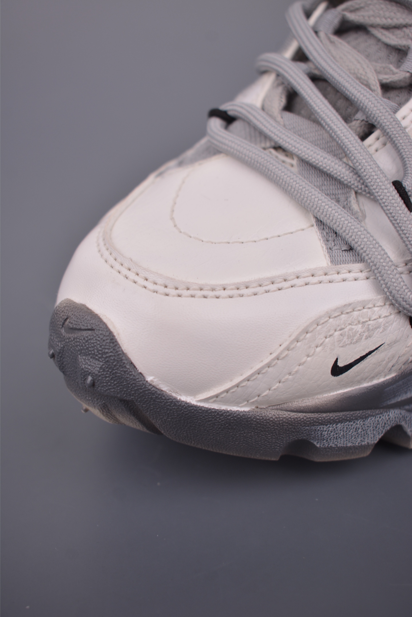 W NIKE TC 7900 手工定制 注入非凡时尚气息 塑就高雅外观 耐穿合成材质搭配柔软丝绒 DD9682-100 W NIKE TC 7900 手工定制 注入非凡时尚气息 塑就高雅外观 耐穿合成材质搭配柔软丝绒 DD9682-100