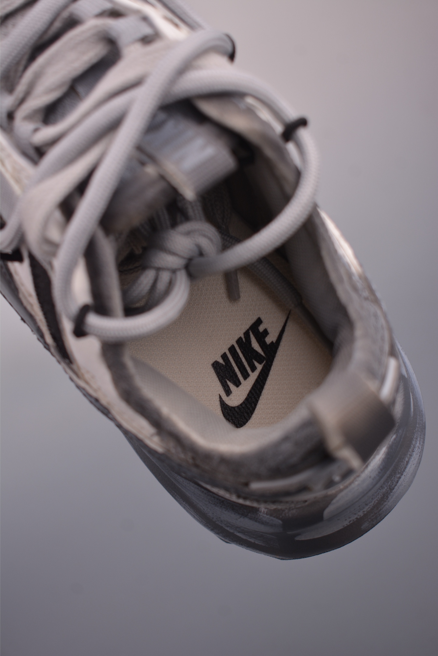 W NIKE TC 7900 手工定制 注入非凡时尚气息 塑就高雅外观 耐穿合成材质搭配柔软丝绒 DD9682-100 W NIKE TC 7900 手工定制 注入非凡时尚气息 塑就高雅外观 耐穿合成材质搭配柔软丝绒 DD9682-100