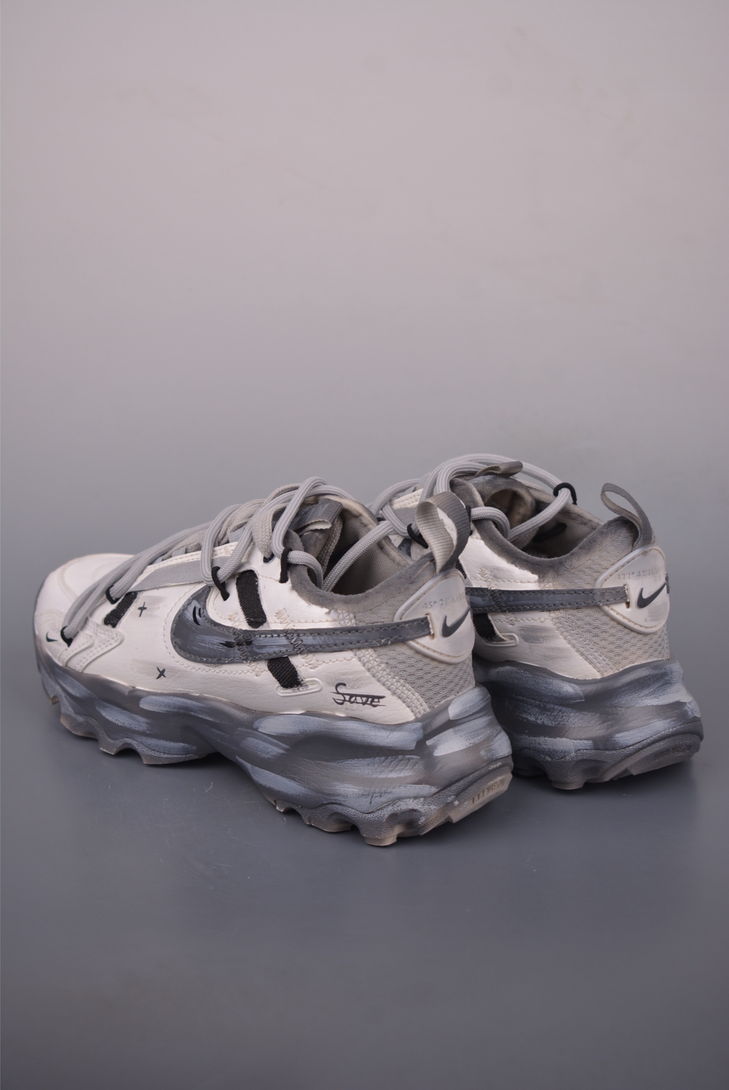 W NIKE TC 7900 手工定制 注入非凡时尚气息 塑就高雅外观 耐穿合成材质搭配柔软丝绒 DD9682-100 W NIKE TC 7900 手工定制 注入非凡时尚气息 塑就高雅外观 耐穿合成材质搭配柔软丝绒 DD9682-100