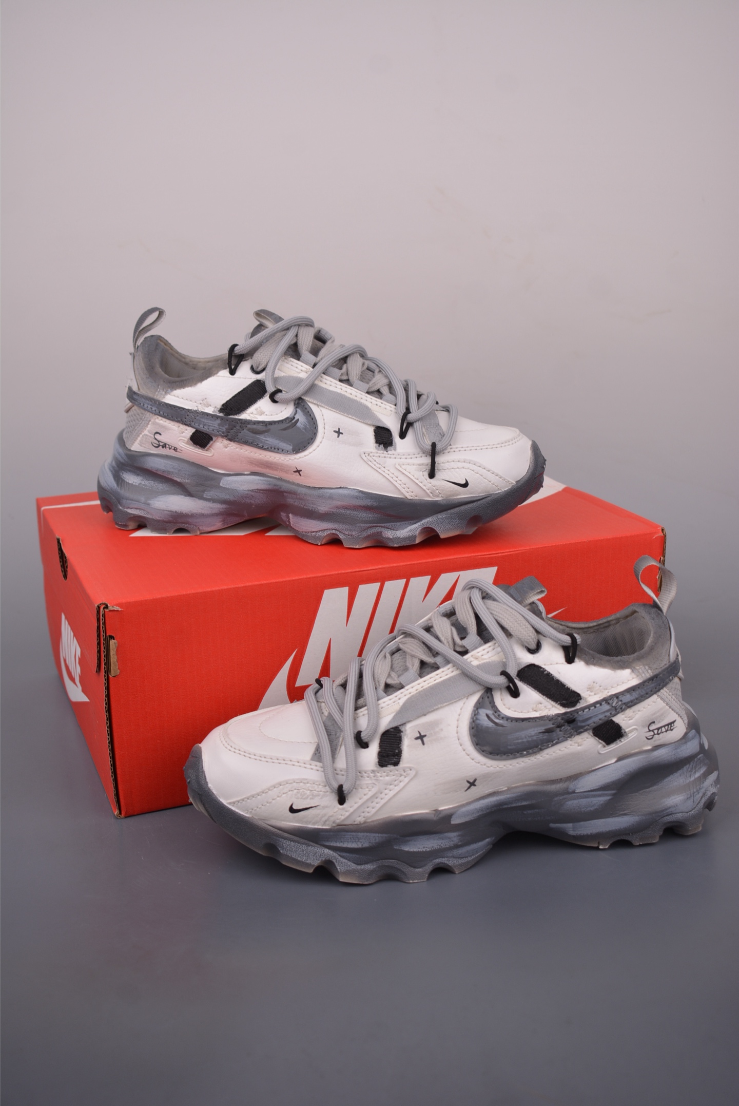 W NIKE TC 7900 手工定制 注入非凡时尚气息 塑就高雅外观 耐穿合成材质搭配柔软丝绒 DD9682-100 W NIKE TC 7900 手工定制 注入非凡时尚气息 塑就高雅外观 耐穿合成材质搭配柔软丝绒 DD9682-100