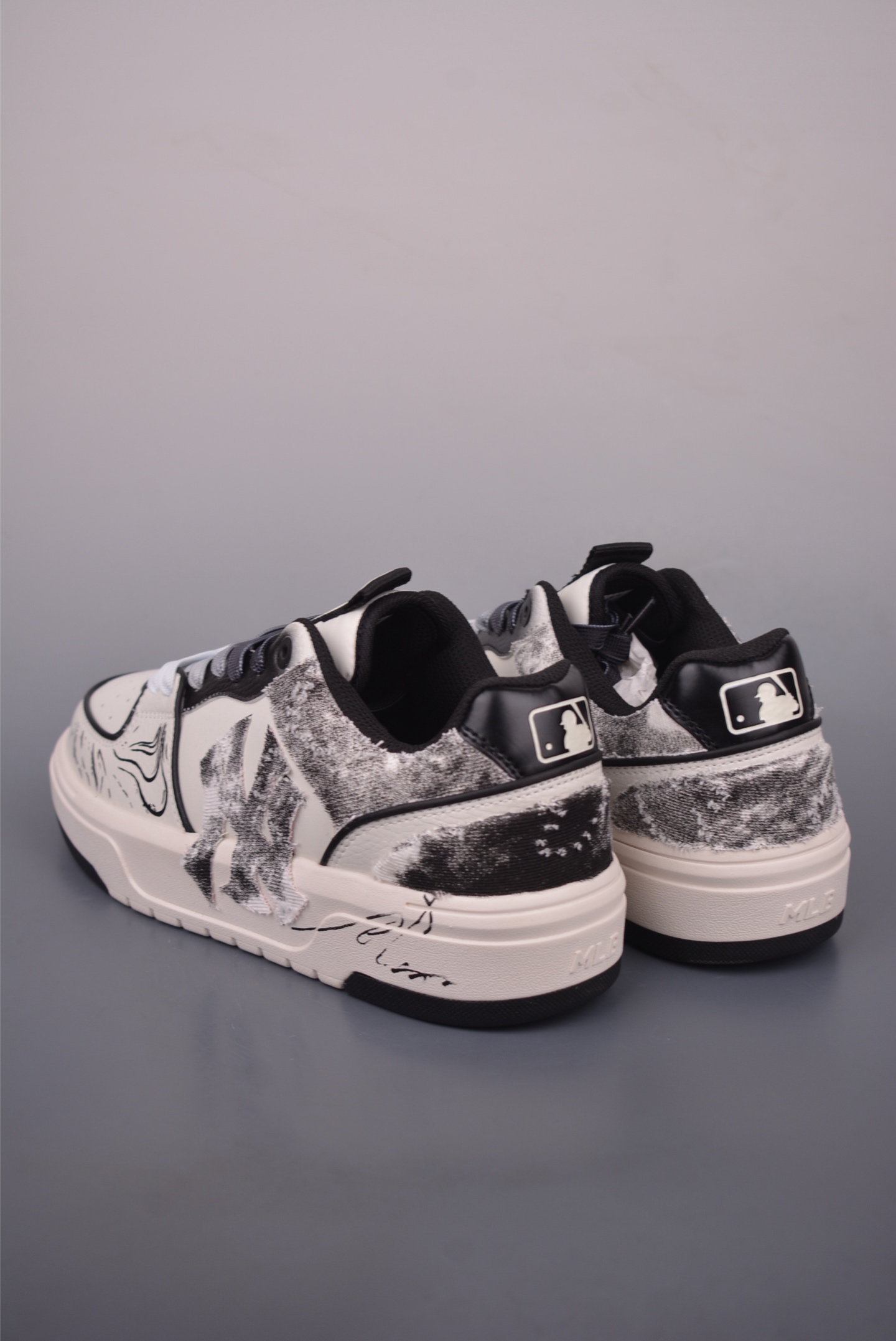 300 MLB NY 印花网红老爹鞋 涂鸦恶作剧 3ASXCA12N