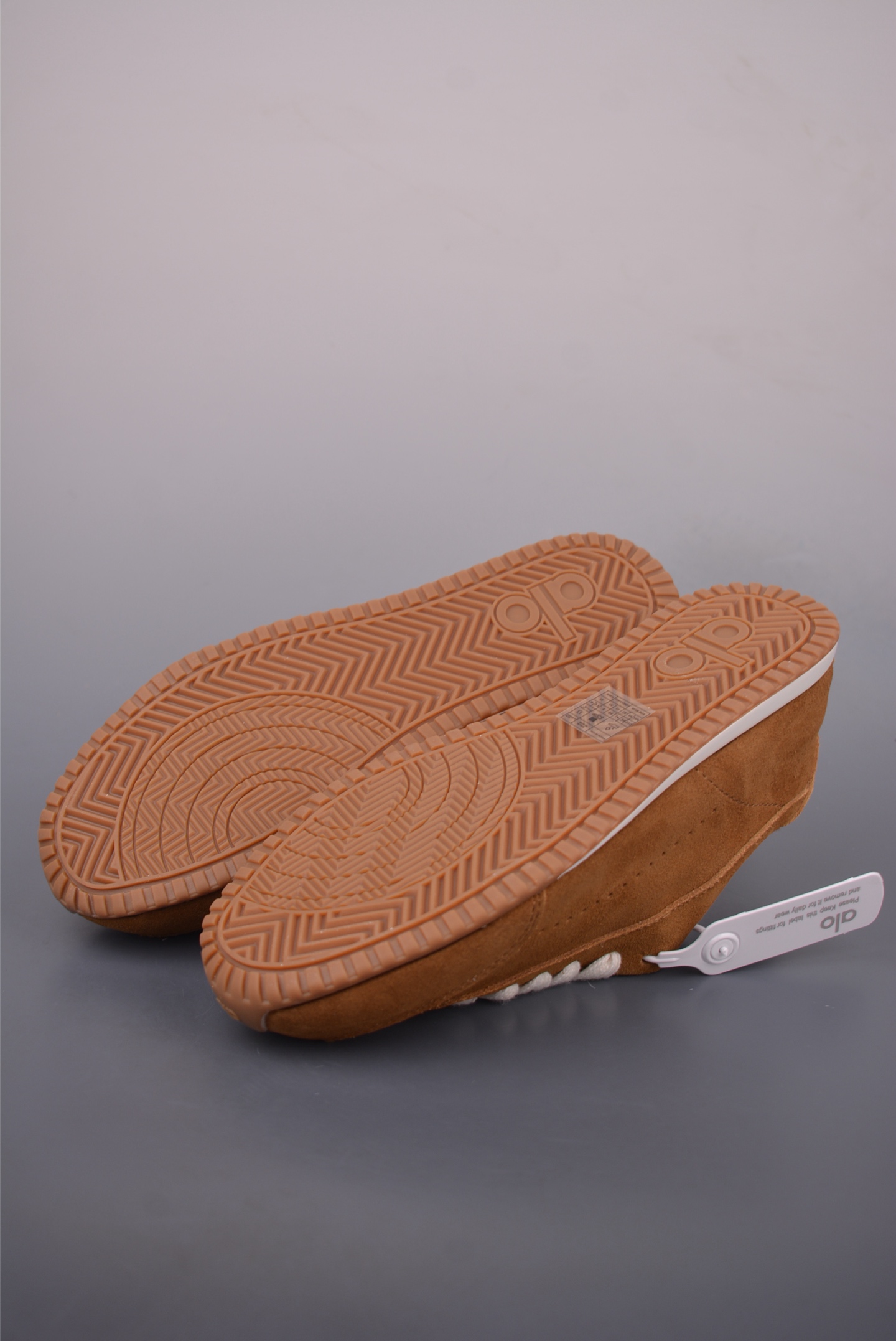 200 ALO SUNSET SNEAKER 休闲城市通勤训练跑步鞋 A0891U-Chinese UA Cheap High Quatity Brand Clothes Bags handbags Sneakers wholesale wholesaler seller from China Factory suppliers Fashion Clothing Shoes best Quality Beautiful Price 200 ALO SUNSET SNEAKER 休闲城市通勤训练跑步鞋 A0891U