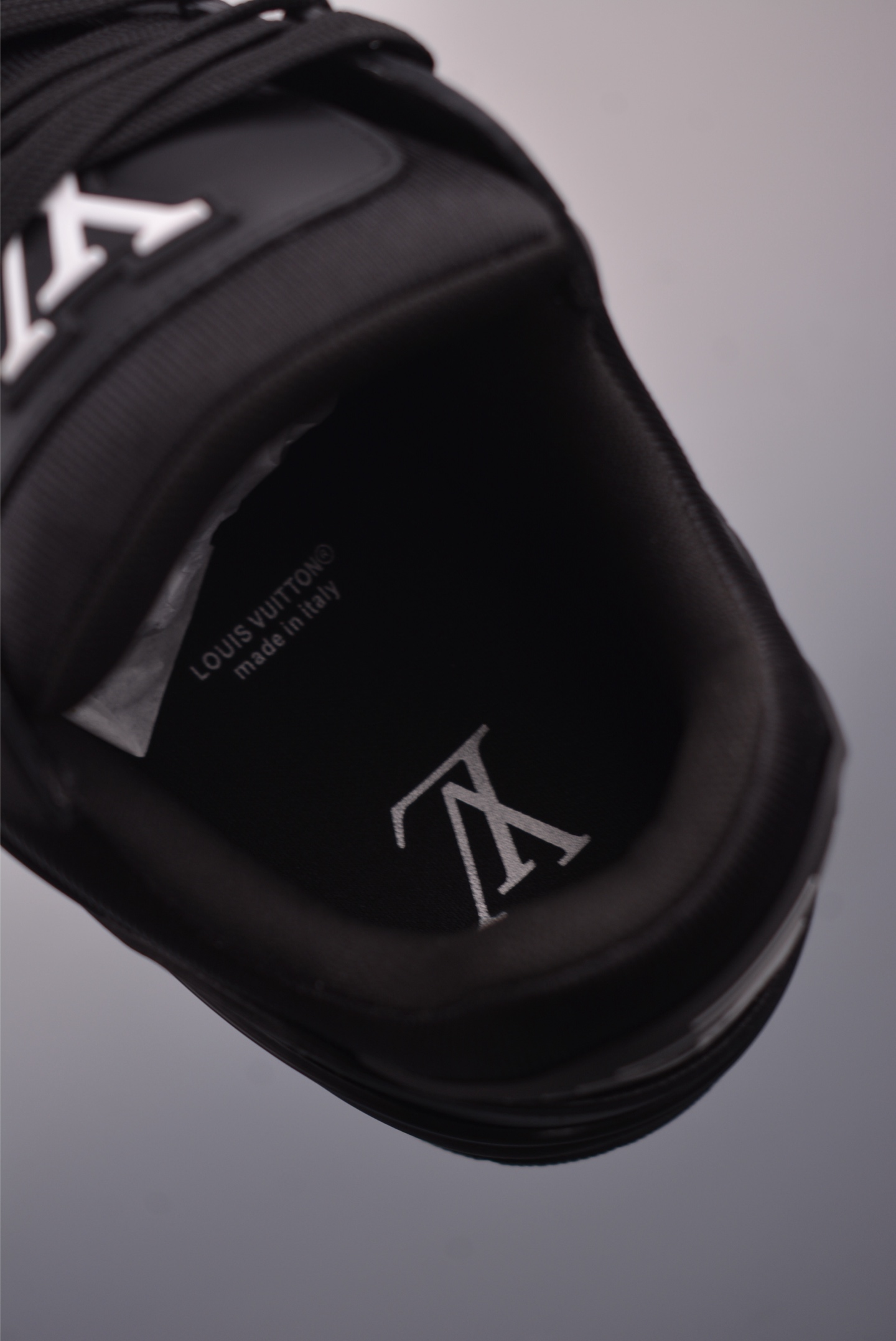 Louis Vuitton Trainer Sneaker - Limited Edition, Premium Leather, Comfortable Fit 9 i1759706548584 4122 0 8