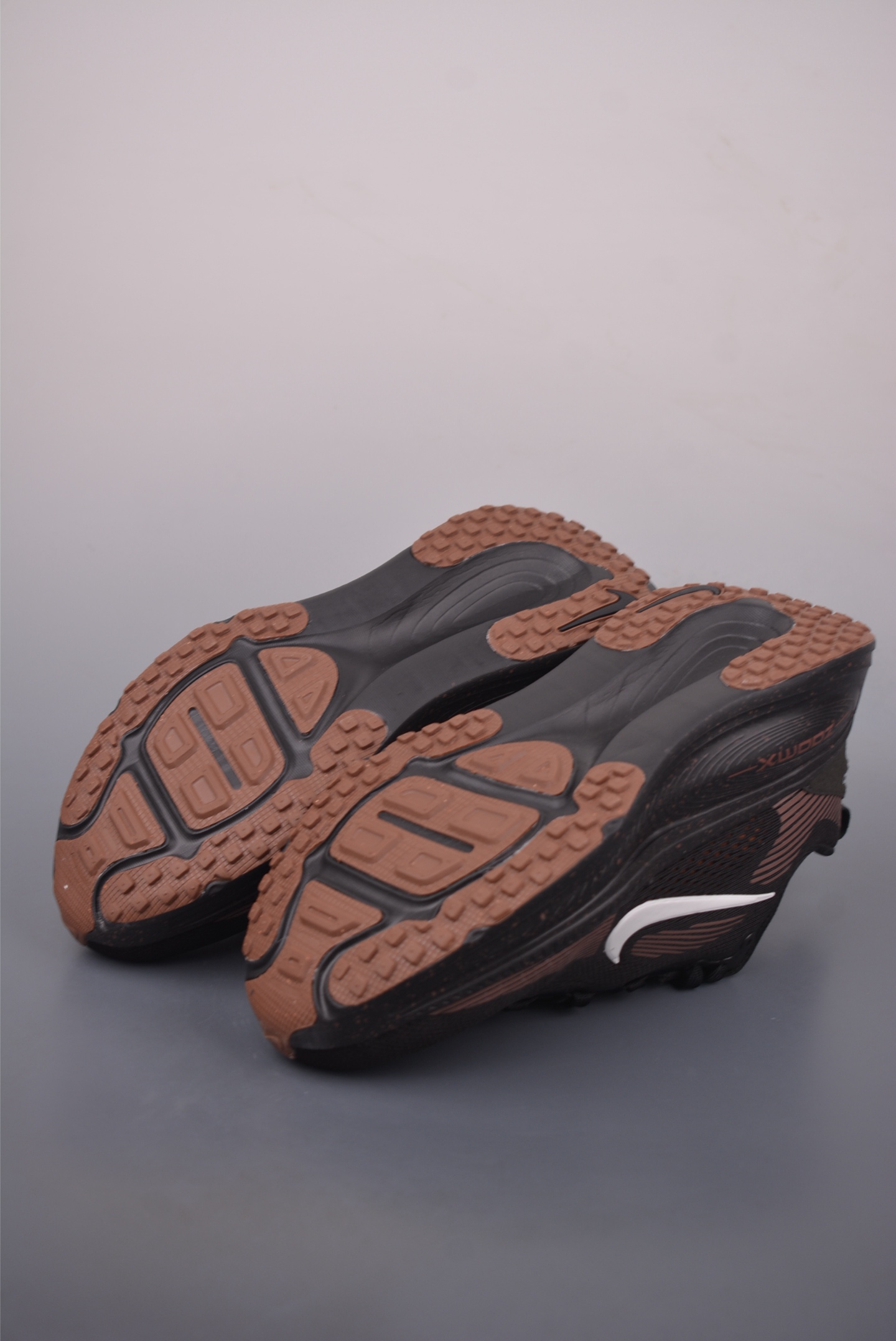 180 Nike Air Zoom Vomero Plus 全新科技提前原鞋开发 运动跑鞋 IH4454-001