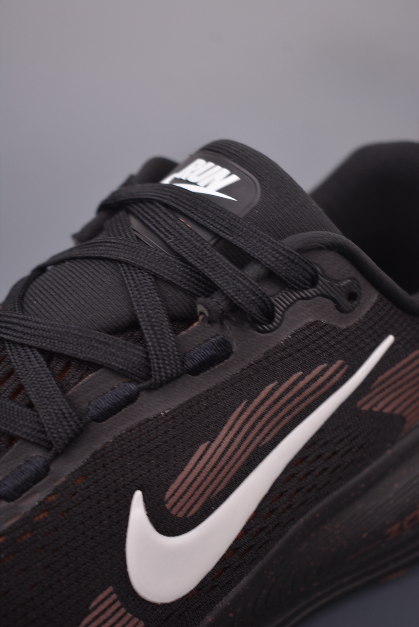 180 Nike Air Zoom Vomero Plus 全新科技提前原鞋开发 运动跑鞋 IH4454-001