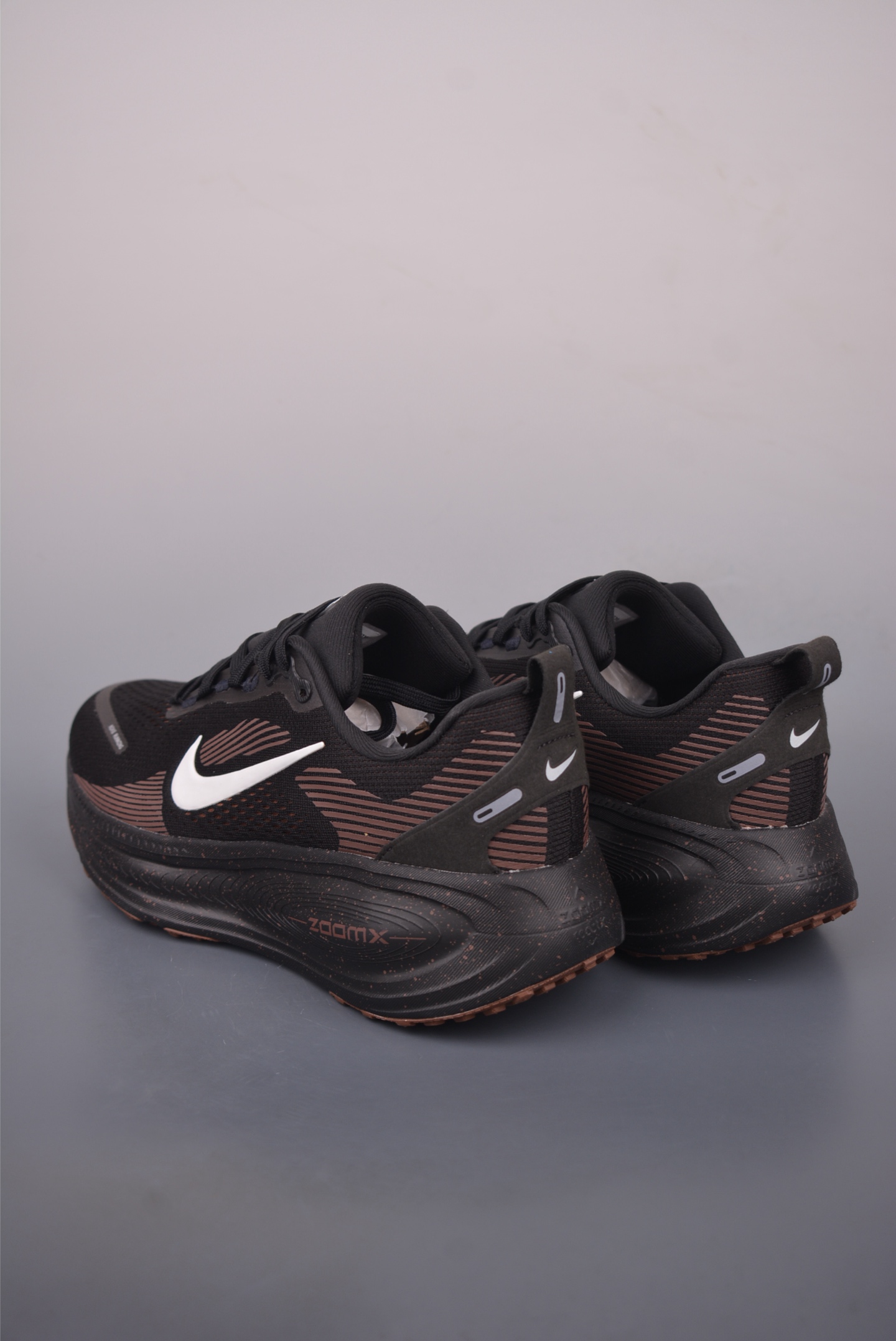 180 Nike Air Zoom Vomero Plus 全新科技提前原鞋开发 运动跑鞋 IH4454-001