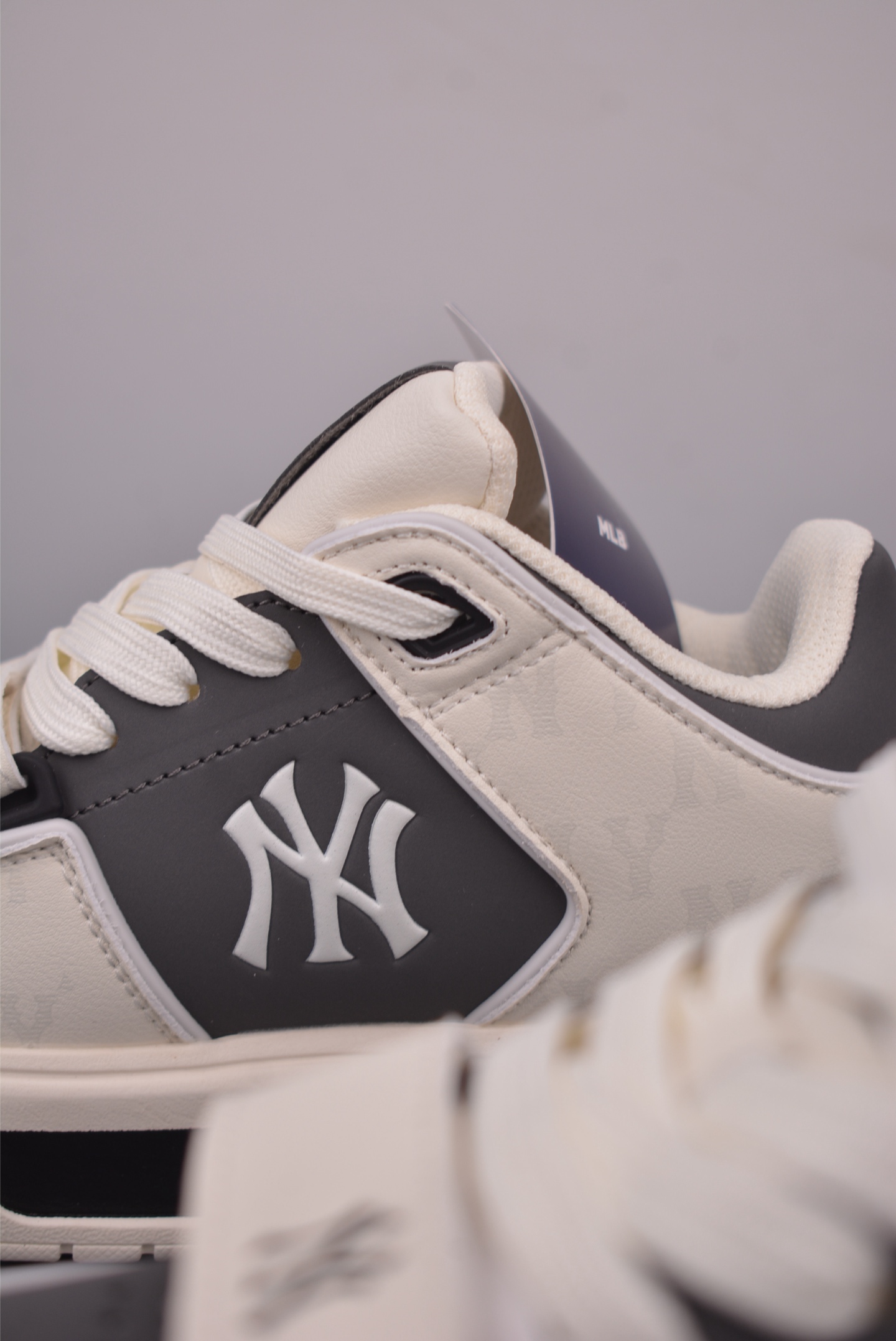 180 MLB CHUNKY LINER MID MONOGRAM 纽约洋基队 潮流时尚厚底运动鞋 3ASXW015N-Chinese UA Cheap High Quatity Brand Clothes Bags handbags Sneakers wholesale wholesaler seller from China Factory suppliers Fashion Clothing Shoes best Quality Beautiful Price 180 MLB CHUNKY LINER MID MONOGRAM 纽约洋基队 潮流时尚厚底运动鞋 3ASXW015N