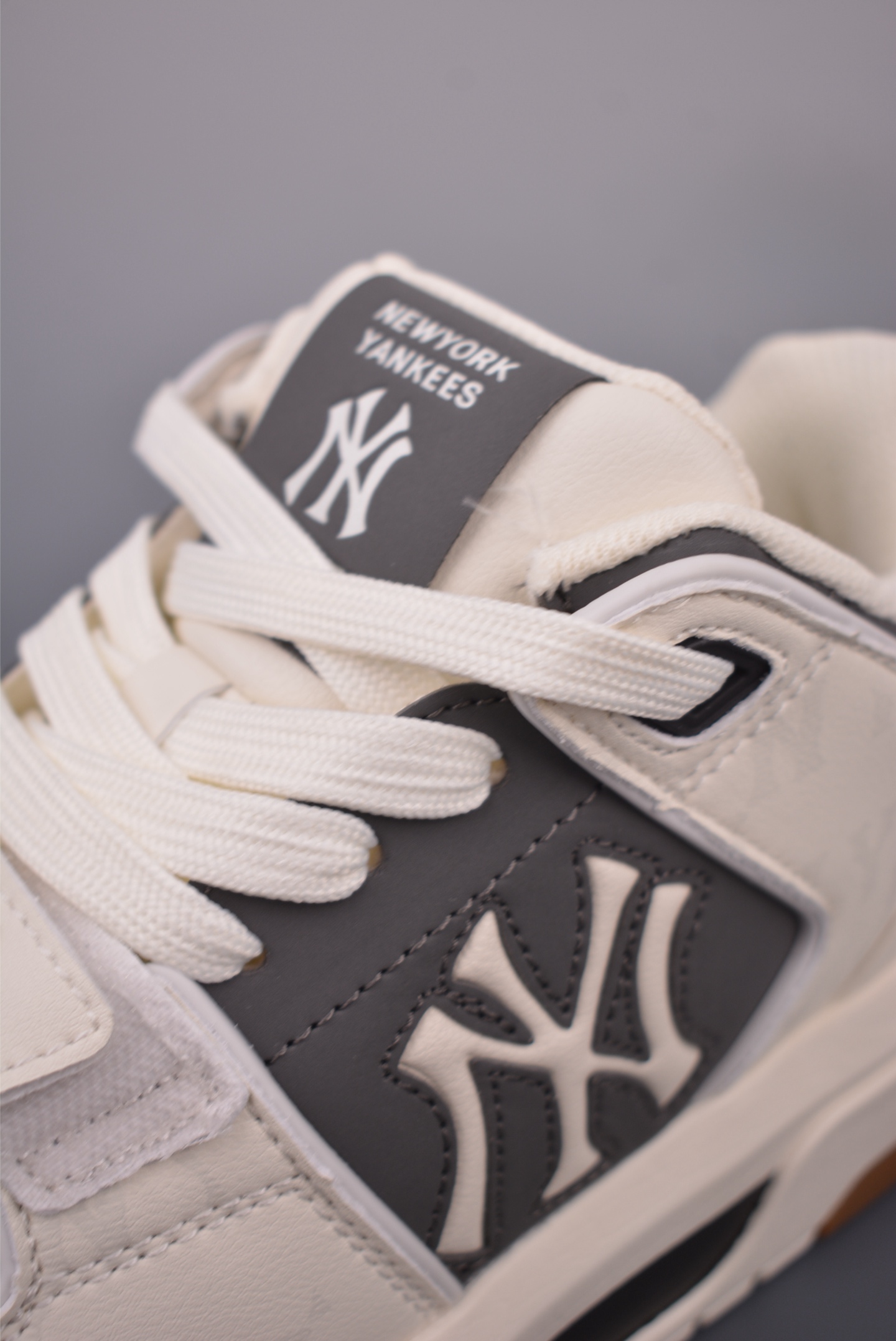 180 MLB CHUNKY LINER MID MONOGRAM 纽约洋基队 潮流时尚厚底运动鞋 3ASXW015N-Chinese UA Cheap High Quatity Brand Clothes Bags handbags Sneakers wholesale wholesaler seller from China Factory suppliers Fashion Clothing Shoes best Quality Beautiful Price 180 MLB CHUNKY LINER MID MONOGRAM 纽约洋基队 潮流时尚厚底运动鞋 3ASXW015N