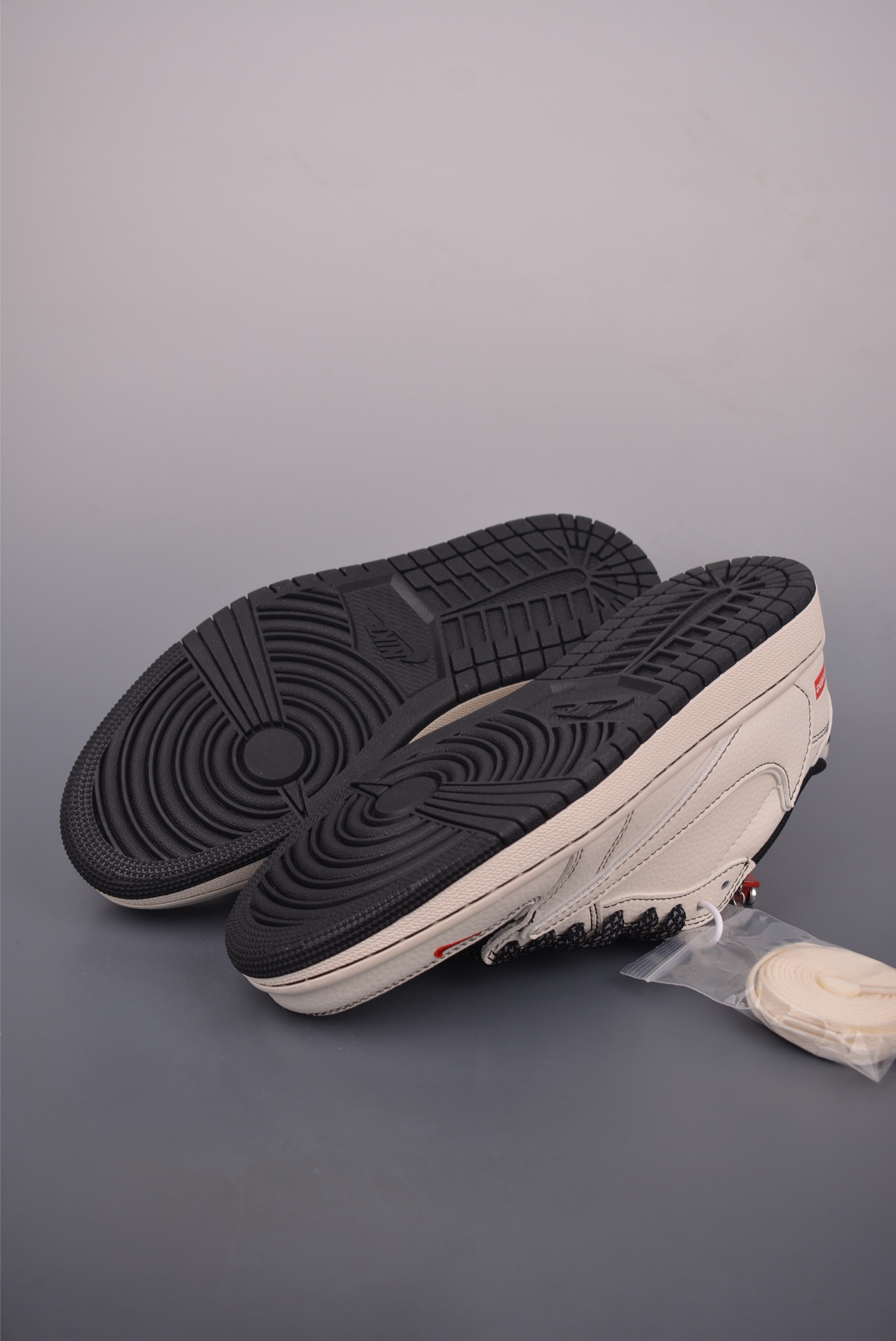 Fragment Travis Scott Supreme Air Jordan 1 Low Collab Sneakers 4 i1759966573846 1965 0 2