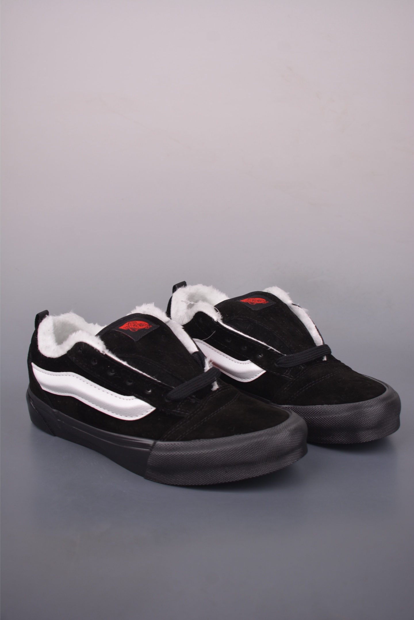 💰150 
Vans Knu Skool 黑武士
百搭休闲防滑减震加绒款面包鞋
货号：VN0009QCBMA
尺码：35 36 36.5 37 38 38.5 39 40 40.5 41 42 42.5 43 44 45 工艺：硫化1:1（重量1:1、真标、原钢印、材质标、鞋型标、合格证）