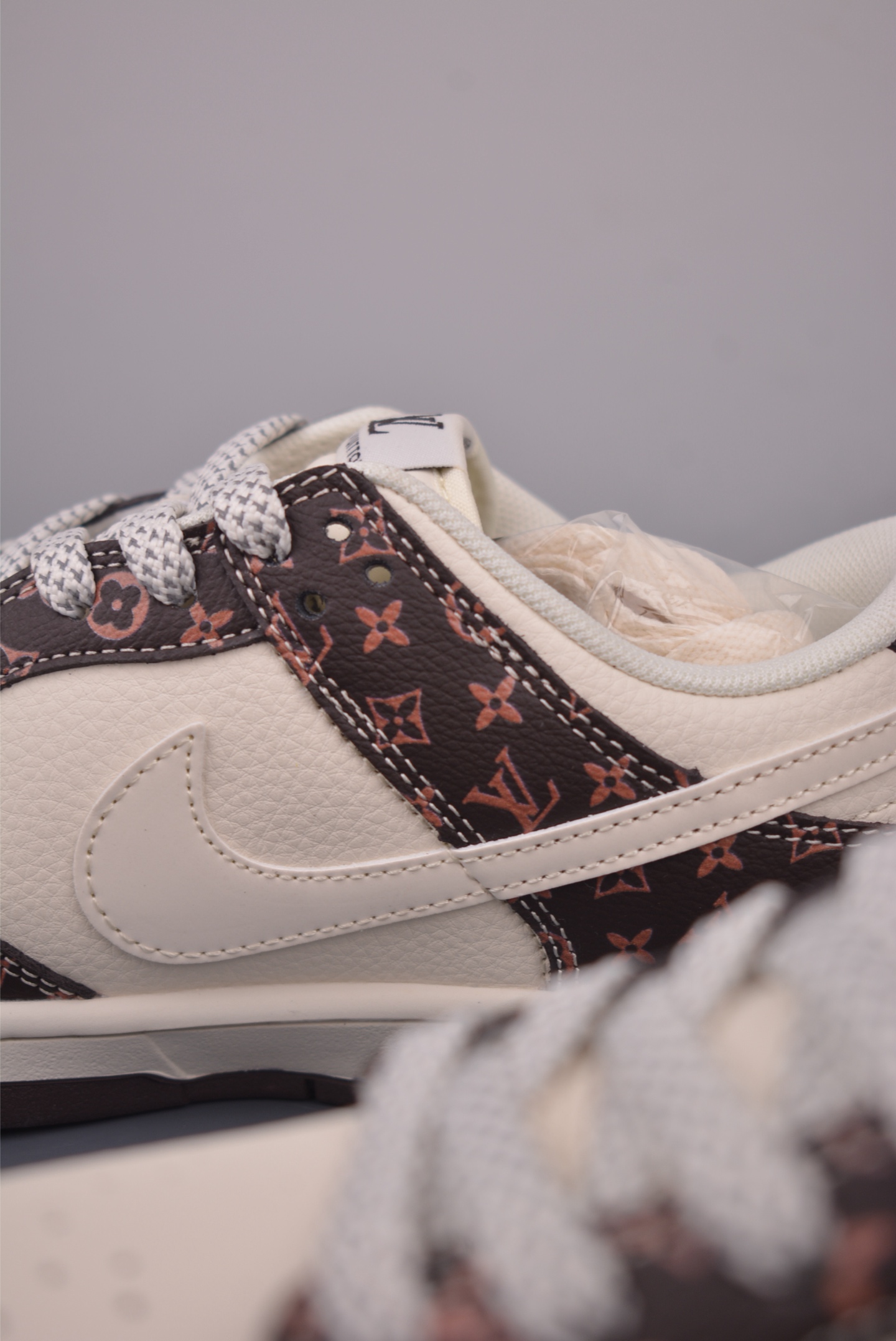 Nike SB Dunk Low Louis Vuitton Collaboration Premium Sneakers - Limited Edition 9 i1760096143751 153 0 7