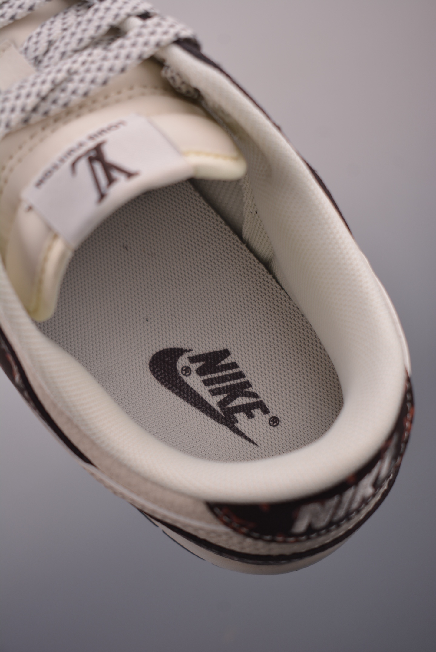 Nike SB Dunk Low Louis Vuitton Collaboration Premium Sneakers - Limited Edition 10 i1760096152259 3436 0 8