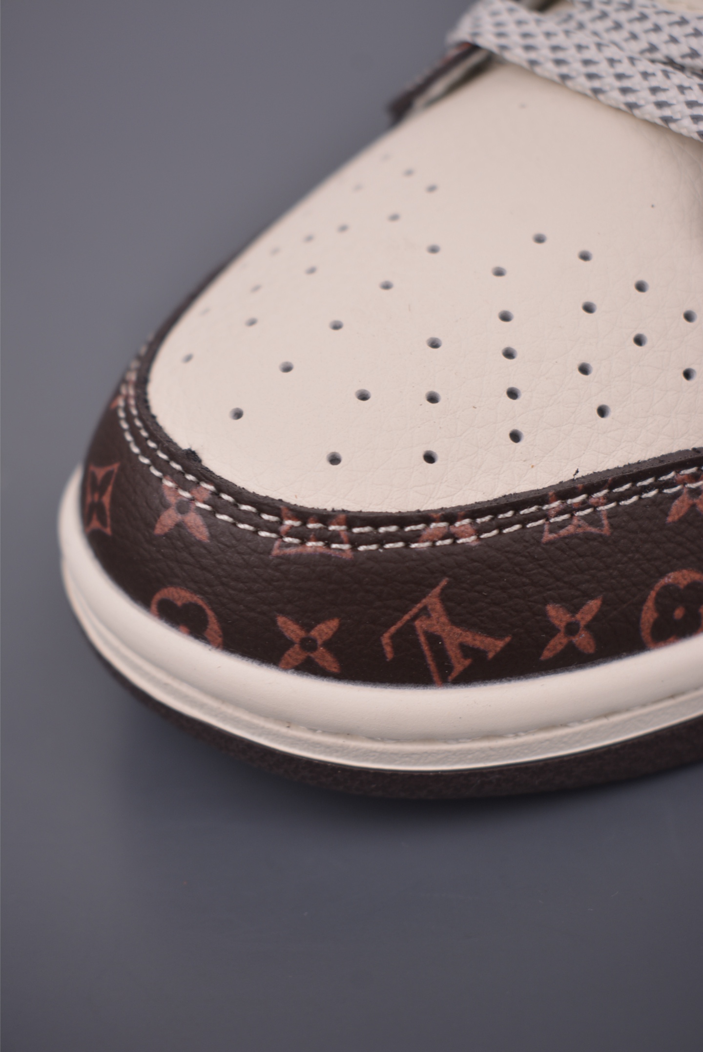 Nike SB Dunk Low Louis Vuitton Collaboration Premium Sneakers - Limited Edition 7 i1760096152403 5696 0 5