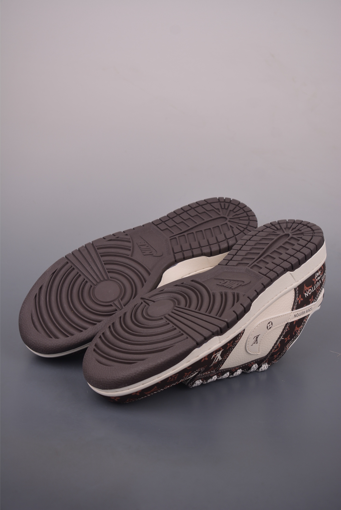 Nike SB Dunk Low Louis Vuitton Collaboration Premium Sneakers - Limited Edition 4 i1760096157626 6125 0 2