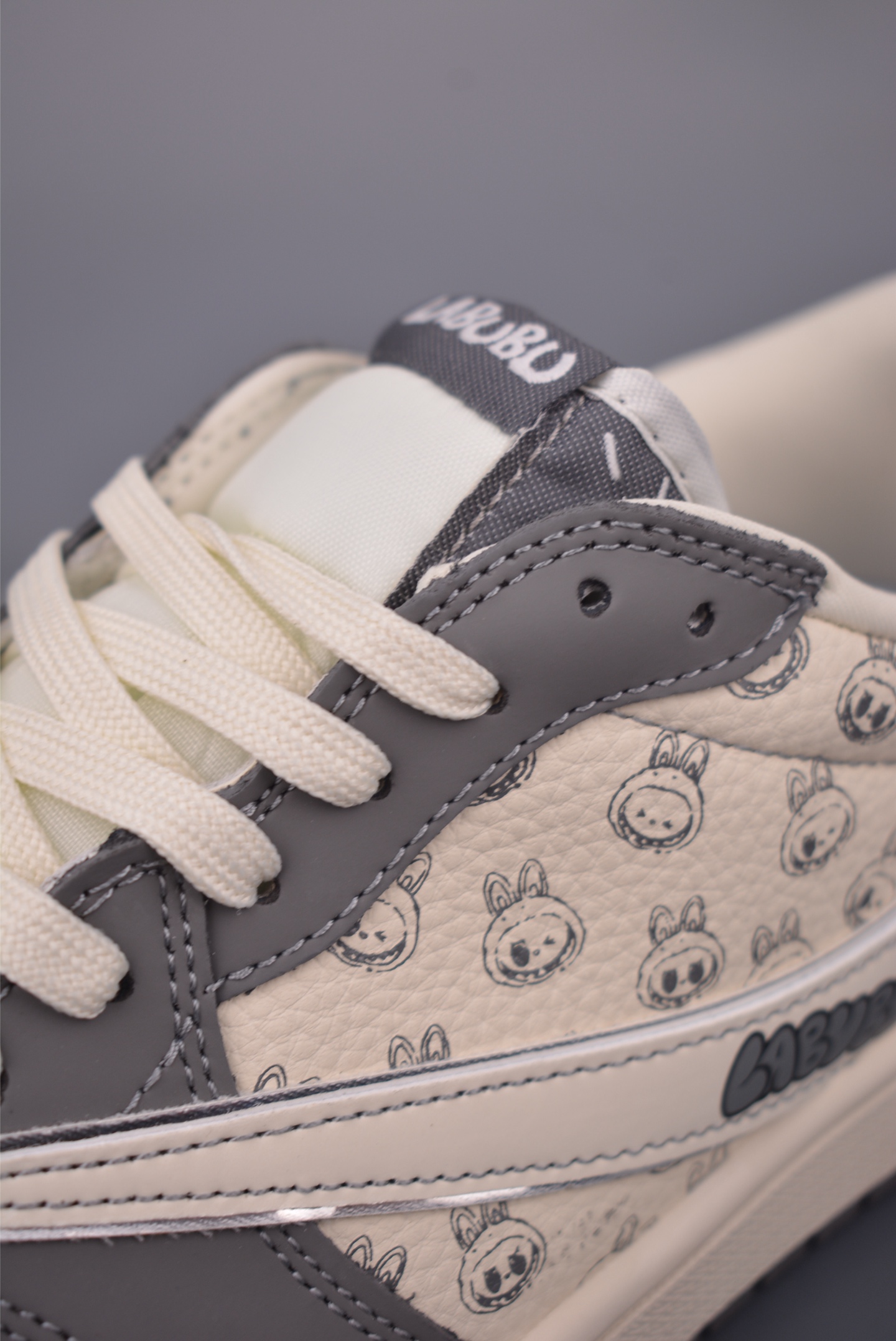 Fragment x Travis Scott x Labubu Air Jordan 1 Low 解构鞋带 三方联名倒钩 LD2028-055-莆田鞋,莆田鞋货源,高仿鞋,高仿鞋货源,安福档口,莆田高仿鞋,莆田鞋批发,高仿鞋批发,莆田高仿运动鞋,高仿运动鞋,莆田运动鞋 Fragment x Travis Scott x Labubu Air Jordan 1 Low 解构鞋带 三方联名倒钩 LD2028-055