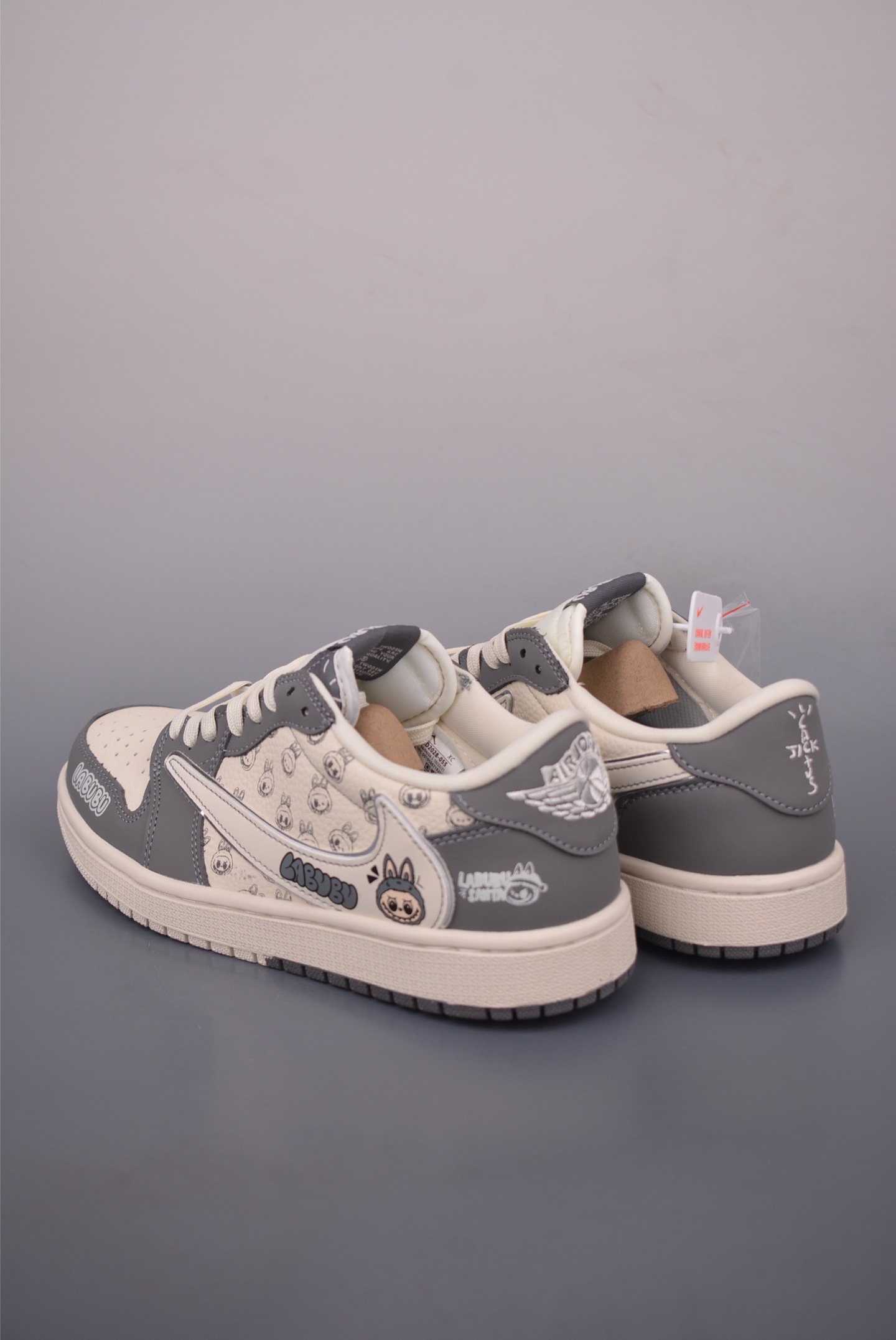 Fragment x Travis Scott x Labubu Air Jordan 1 Low 解构鞋带 三方联名倒钩 LD2028-055-莆田鞋,莆田鞋货源,高仿鞋,高仿鞋货源,安福档口,莆田高仿鞋,莆田鞋批发,高仿鞋批发,莆田高仿运动鞋,高仿运动鞋,莆田运动鞋 Fragment x Travis Scott x Labubu Air Jordan 1 Low 解构鞋带 三方联名倒钩 LD2028-055