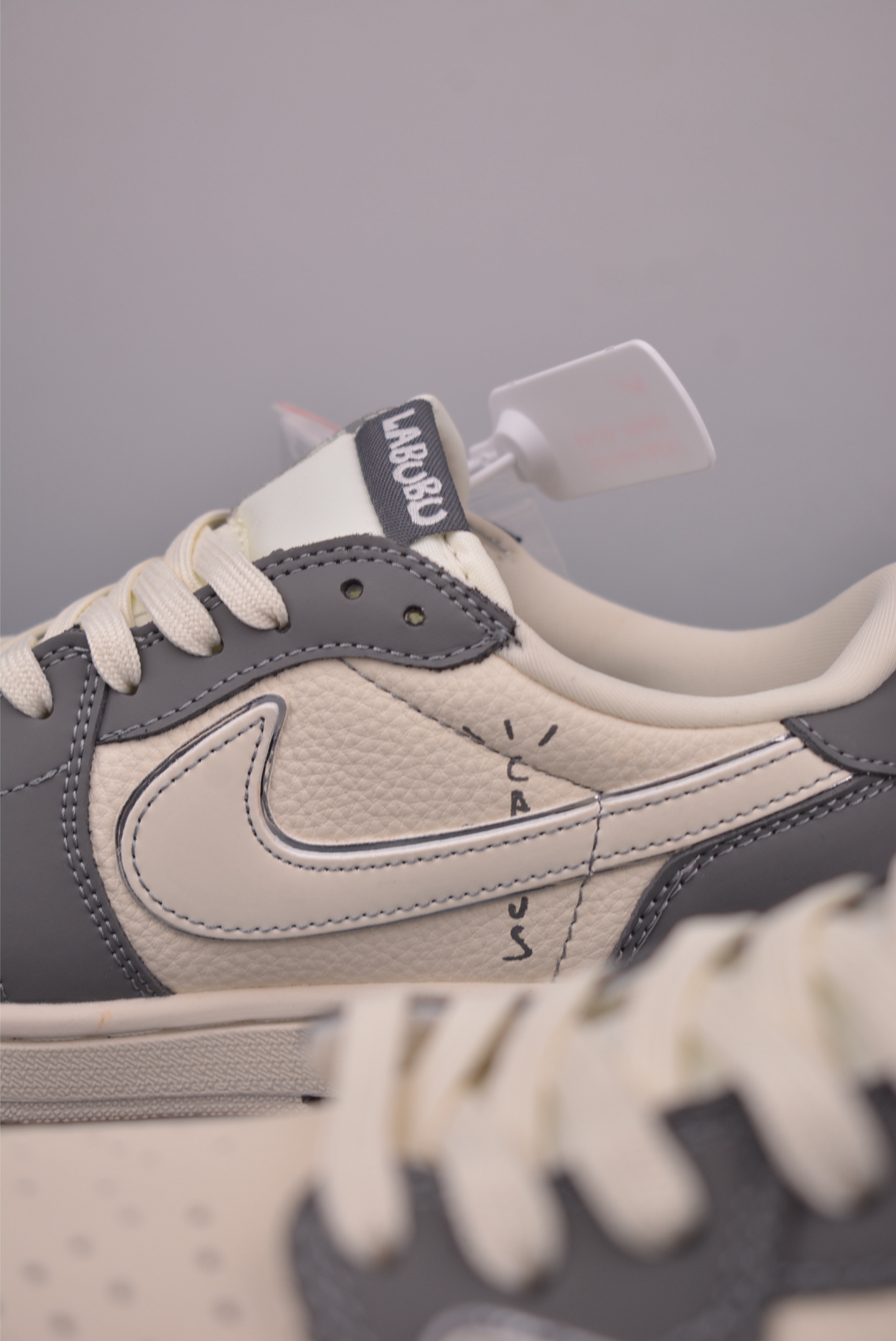 Fragment x Travis Scott x Labubu Air Jordan 1 Low 解构鞋带 三方联名倒钩 LD2028-055-莆田鞋,莆田鞋货源,高仿鞋,高仿鞋货源,安福档口,莆田高仿鞋,莆田鞋批发,高仿鞋批发,莆田高仿运动鞋,高仿运动鞋,莆田运动鞋 Fragment x Travis Scott x Labubu Air Jordan 1 Low 解构鞋带 三方联名倒钩 LD2028-055