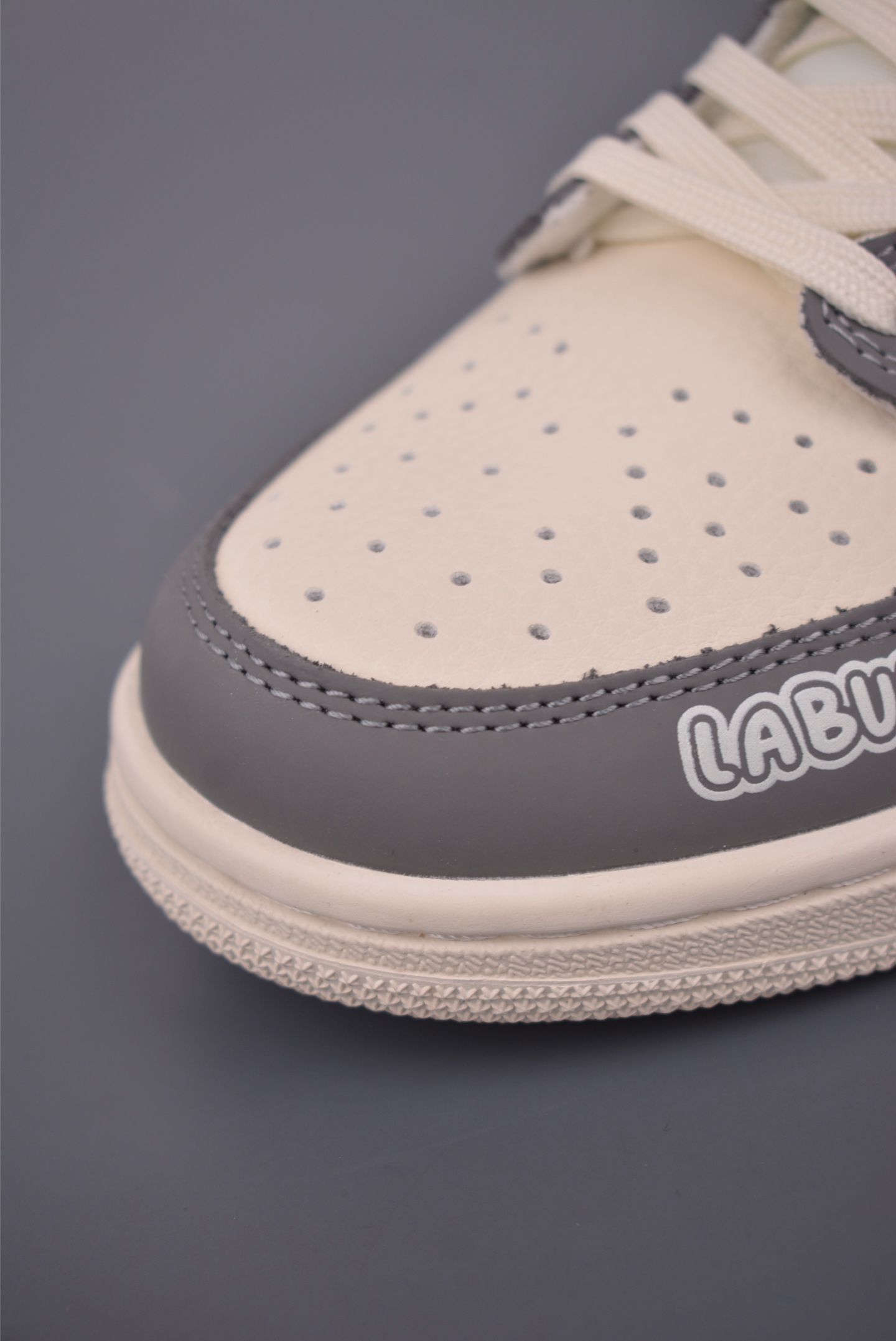 Fragment x Travis Scott x Labubu Air Jordan 1 Low 解构鞋带 三方联名倒钩 LD2028-055-莆田鞋,莆田鞋货源,高仿鞋,高仿鞋货源,安福档口,莆田高仿鞋,莆田鞋批发,高仿鞋批发,莆田高仿运动鞋,高仿运动鞋,莆田运动鞋 Fragment x Travis Scott x Labubu Air Jordan 1 Low 解构鞋带 三方联名倒钩 LD2028-055