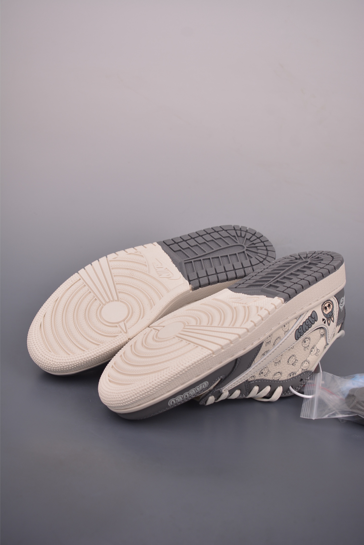 Fragment x Travis Scott x Labubu Air Jordan 1 Low 解构鞋带 三方联名倒钩 LD2028-055-莆田鞋,莆田鞋货源,高仿鞋,高仿鞋货源,安福档口,莆田高仿鞋,莆田鞋批发,高仿鞋批发,莆田高仿运动鞋,高仿运动鞋,莆田运动鞋 Fragment x Travis Scott x Labubu Air Jordan 1 Low 解构鞋带 三方联名倒钩 LD2028-055