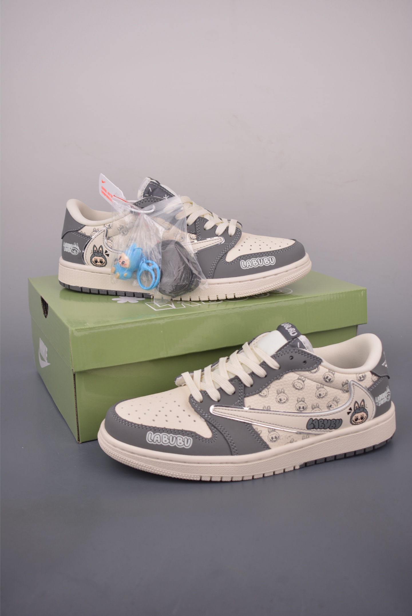 Fragment x Travis Scott x Labubu Air Jordan 1 Low 解构鞋带 三方联名倒钩 LD2028-055-莆田鞋,莆田鞋货源,高仿鞋,高仿鞋货源,安福档口,莆田高仿鞋,莆田鞋批发,高仿鞋批发,莆田高仿运动鞋,高仿运动鞋,莆田运动鞋 Fragment x Travis Scott x Labubu Air Jordan 1 Low 解构鞋带 三方联名倒钩 LD2028-055