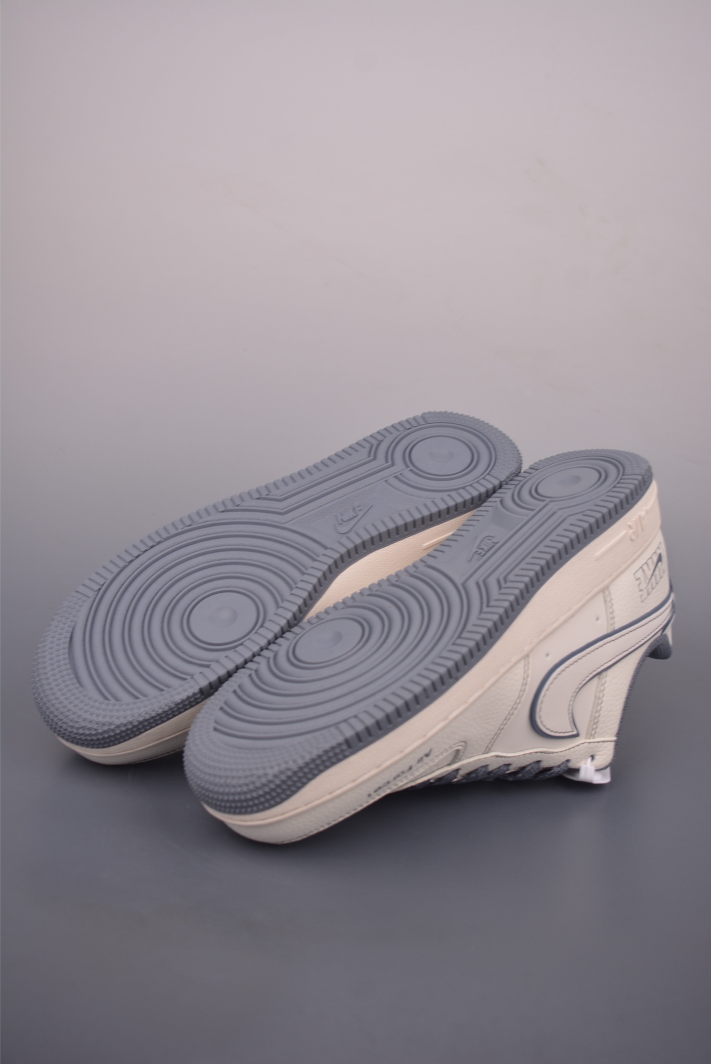 Nike Air Force 1 Low 米灰 JP8028-014-莆田鞋,莆田鞋货源,高仿鞋,高仿鞋货源,安福档口,莆田高仿鞋,莆田鞋批发,高仿鞋批发,莆田高仿运动鞋,高仿运动鞋,莆田运动鞋 Nike Air Force 1 Low 米灰 JP8028-014