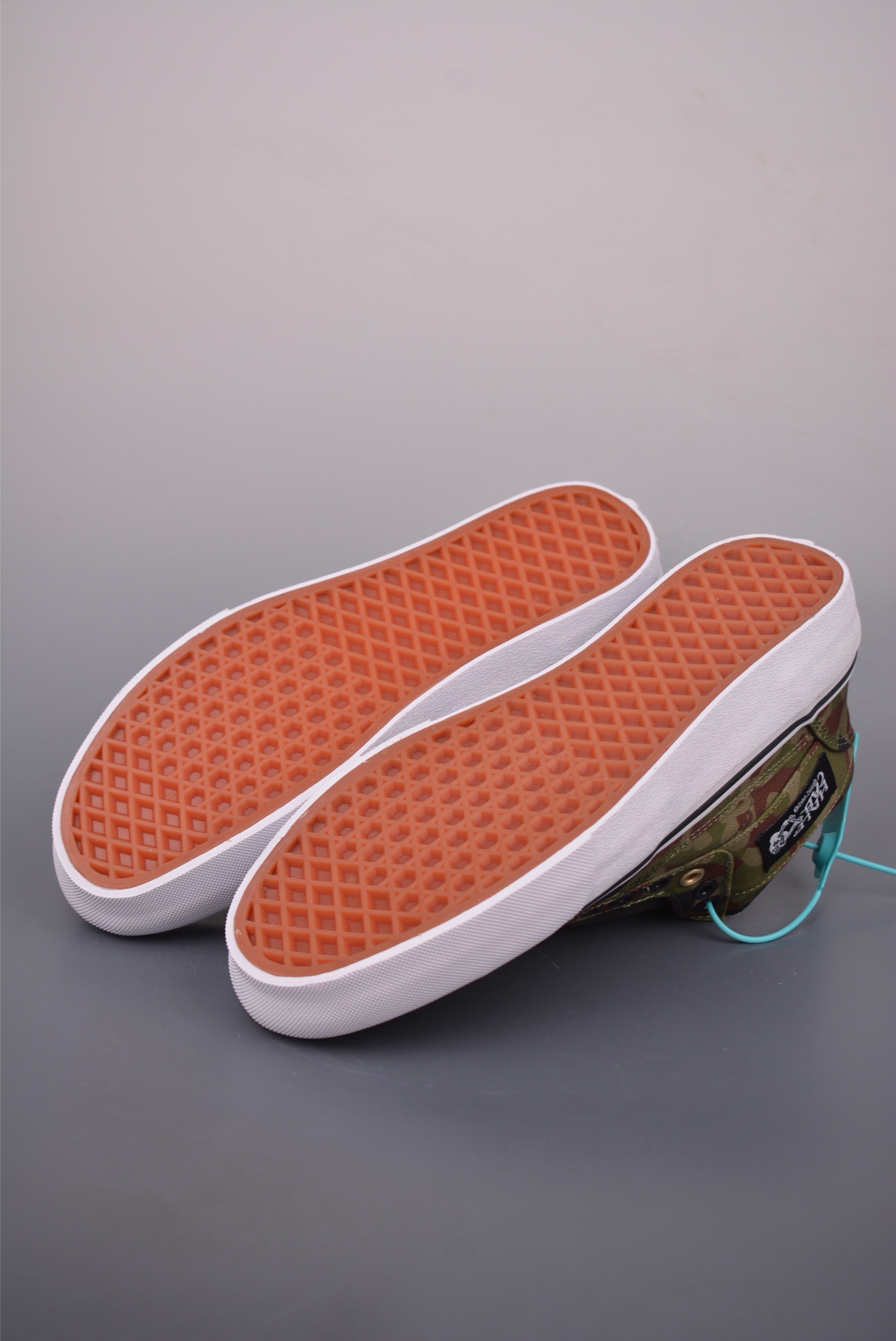 Vans Skate Half Cab Camo Mid-Top Sneaker, VN000DZ3BLK, Retro Style 3 i1760485064030 2817 0 2