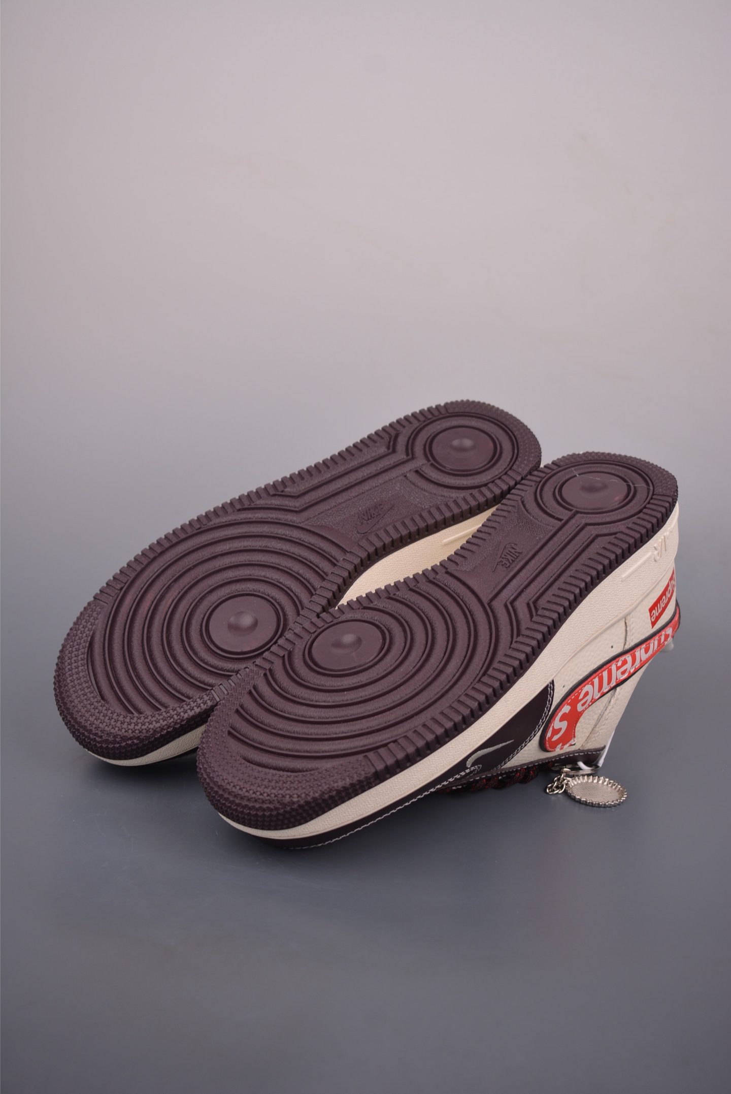 Nike Air Force 1 Low Supreme Collab - Original Design with Honeycomb Cushion 4 i1760487874733 77 0 2