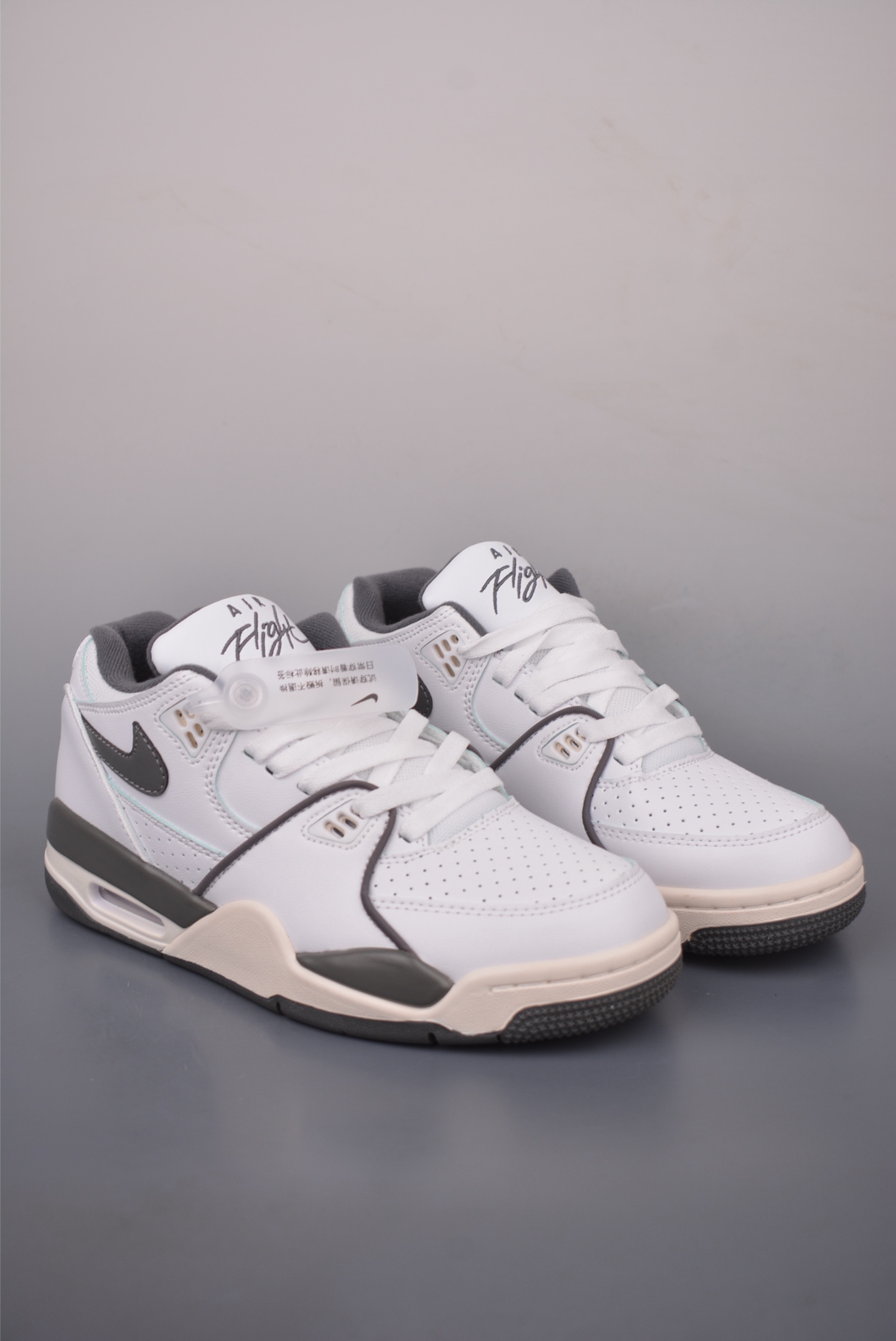 💰200 
Nike Air Flight 89复古篮球鞋 
纯原大厂出品 充正首选 极力推荐 
将经典 Air Jordan 3 和 Air Jordan 4 元素融为一体的 Air Flight 89 
一直以来都是众多潮流爱好者街头穿搭的选择之一
鞋面以细腻的皮革材质打造而成
鞋舌上点缀醒目的“Air Flight”字样
并以刺绣形式呈现 领口位置加入缩短的 Swoosh Logo 表现十分抢眼
中底搭载可视化气垫配置缓震回弹
橡胶大底搭配耐磨纹路,提升抓地力
官方货号: HJ4484 1012527
尺码: 36 36.5 37.5 38 38.5 39 40 40.5 41 42
42.5 43 44 44.5 45 46