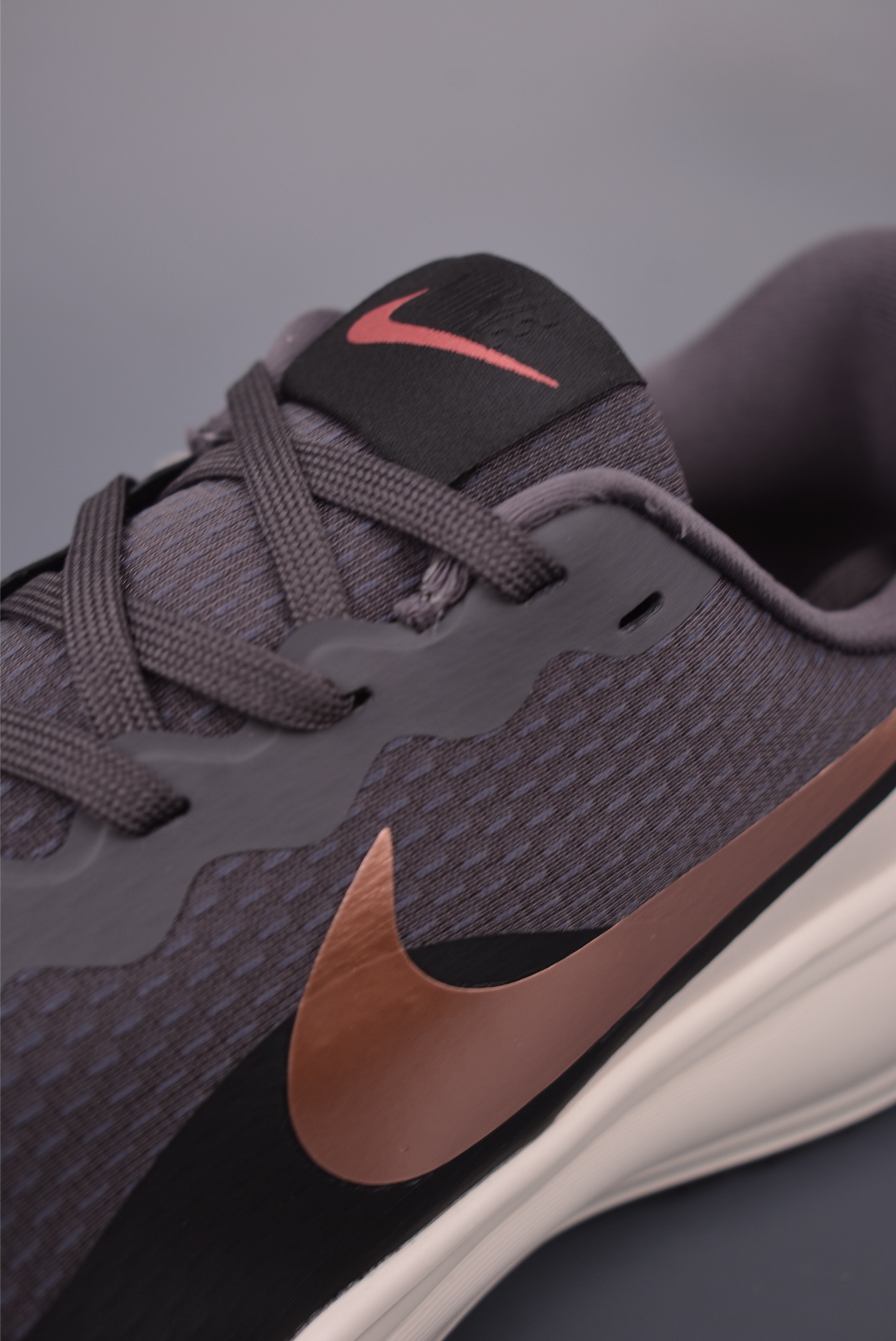 Nike REVOLUTION 8 跑步鞋 HJ8485-200 Nike REVOLUTION 8 跑步鞋 HJ8485-200