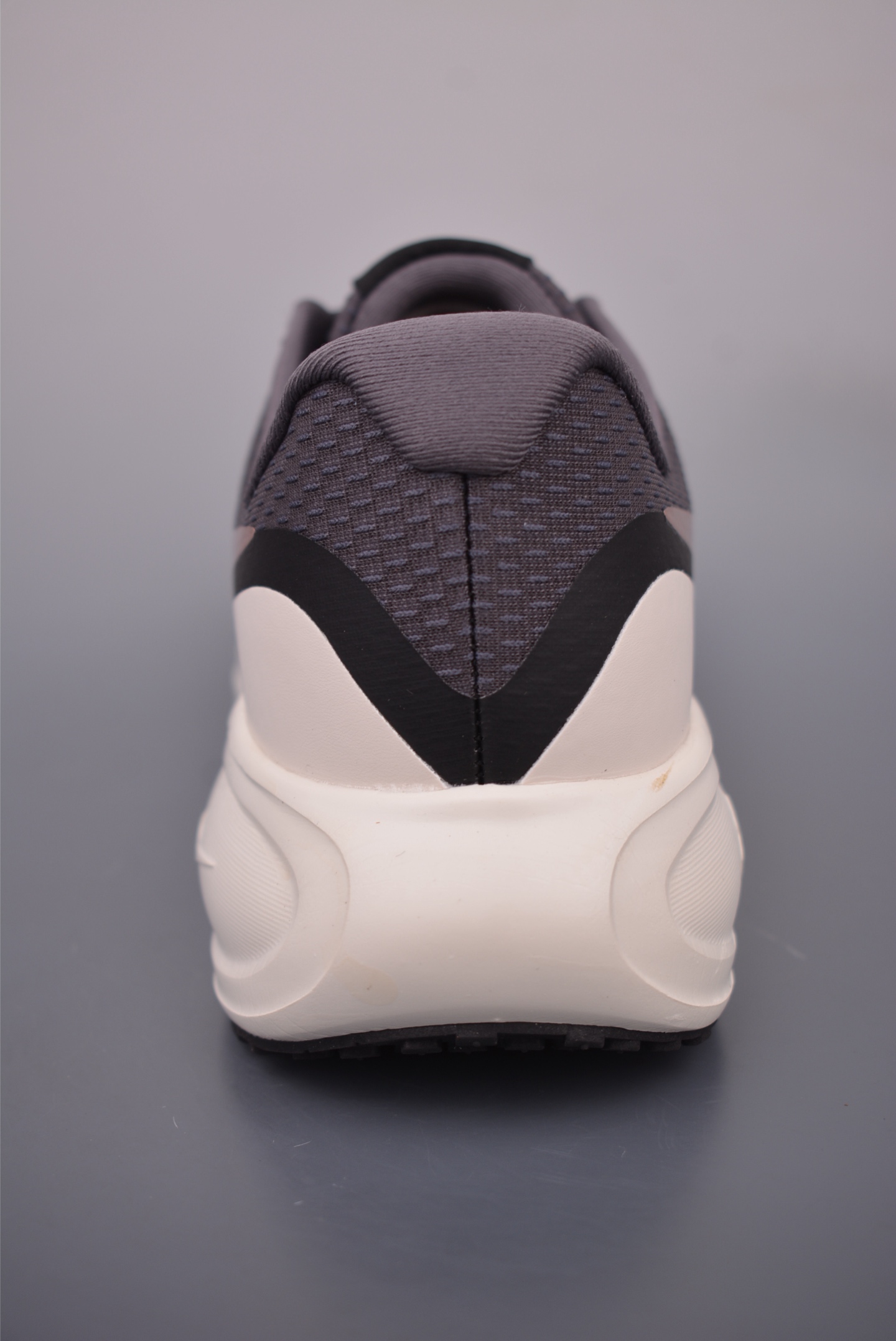 Nike REVOLUTION 8 跑步鞋 HJ8485-200 Nike REVOLUTION 8 跑步鞋 HJ8485-200